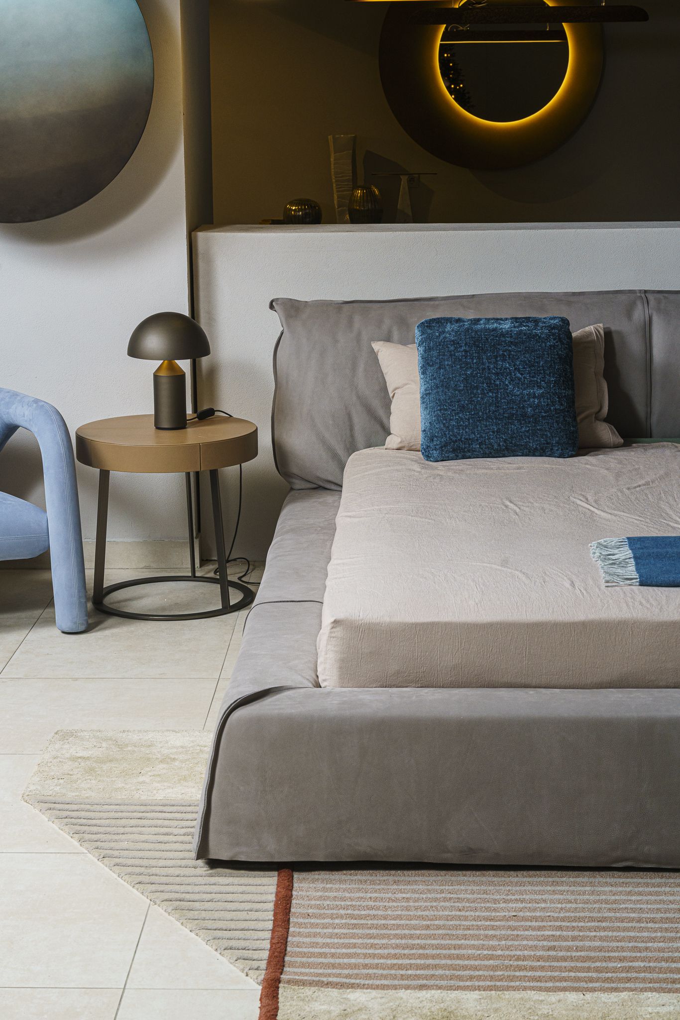 Baxter Кровать Paris nabuck light grey от Baxter — в интерьере
