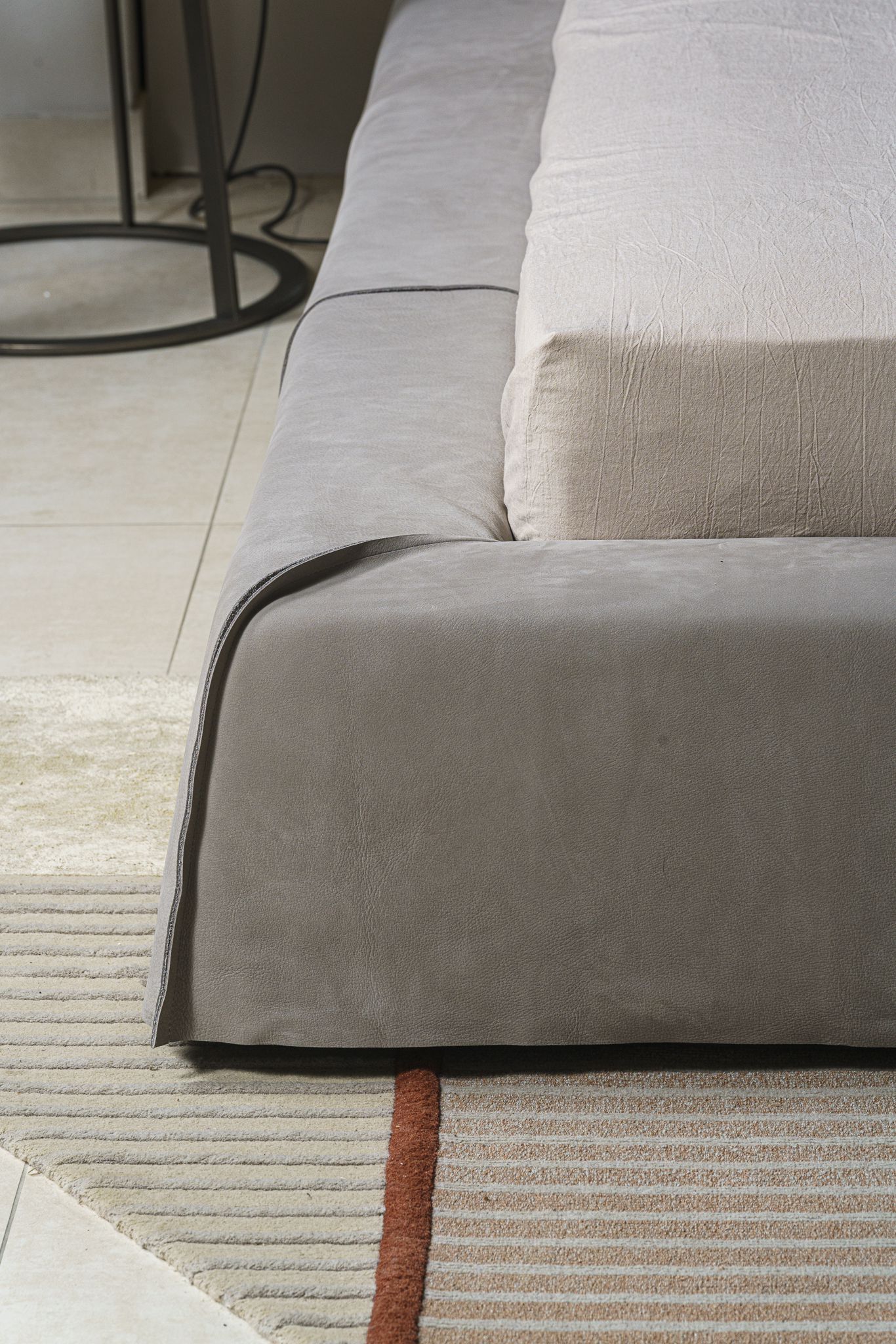Baxter Кровать Paris nabuck light grey от Baxter — в интерьере