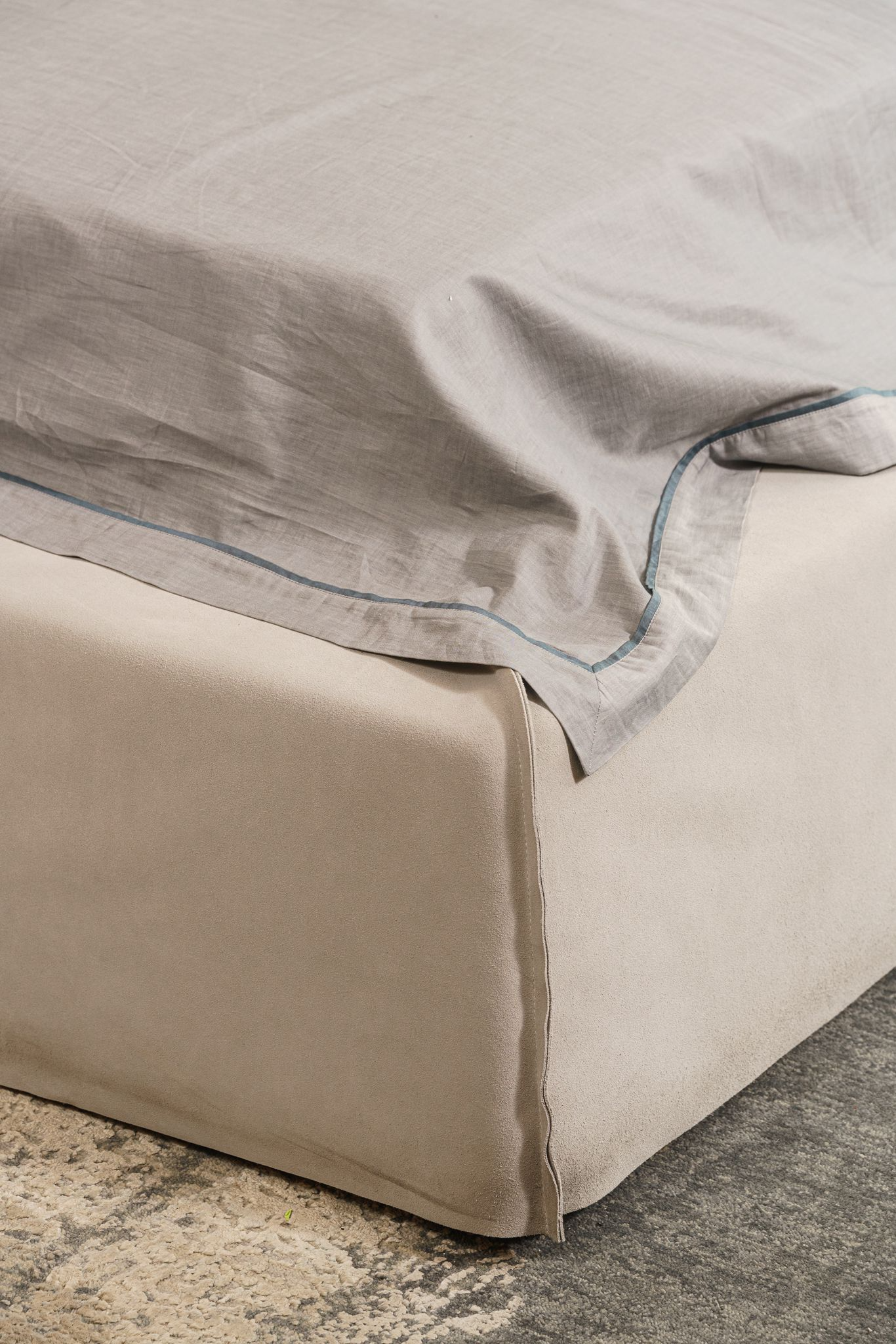 Baxter Кровать Paris Slim Reverse Fog от Baxter — в интерьере