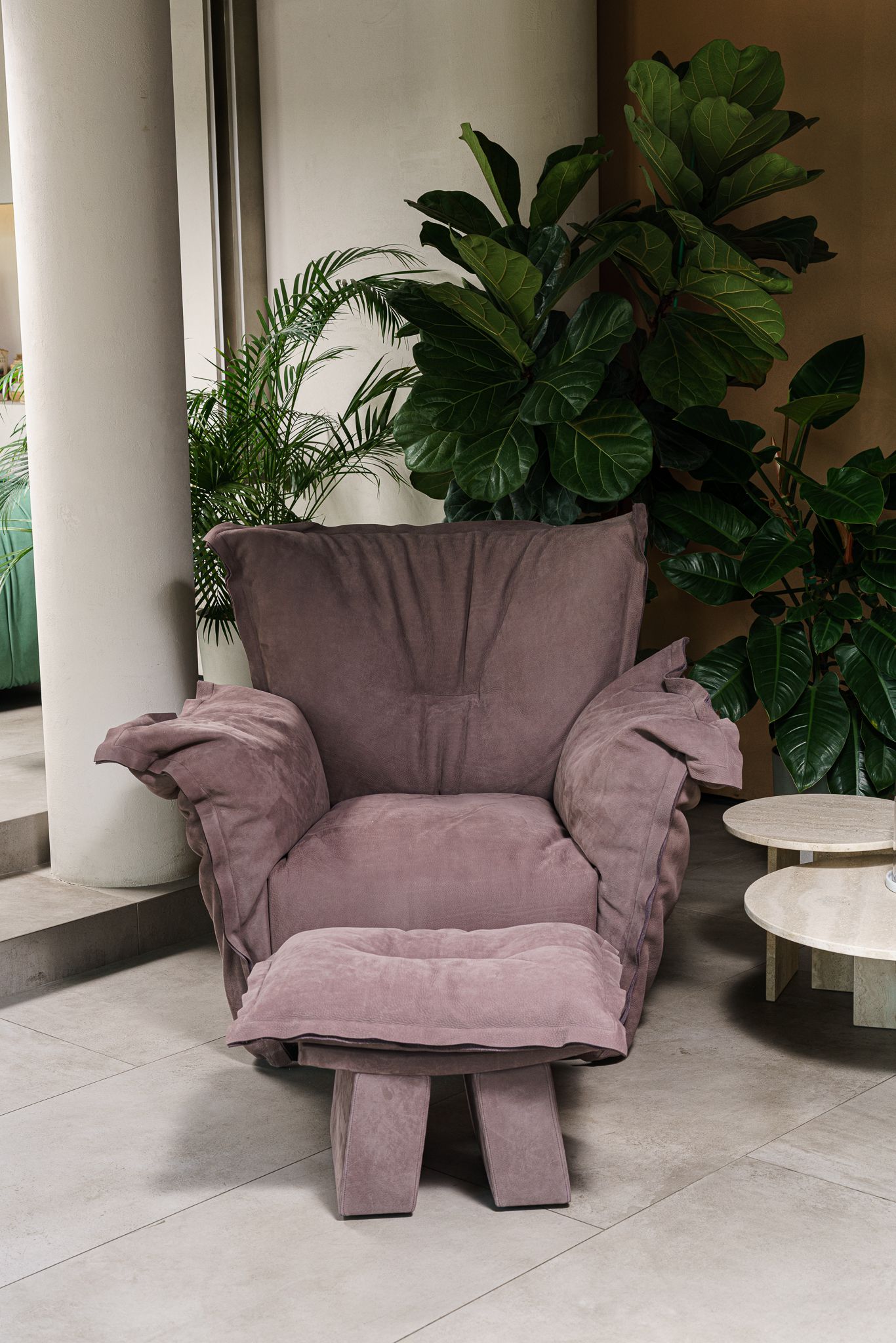 Baxter Кресло с пуфом Ginevra Nabuck Vintage Rose от Baxter — в интерьере