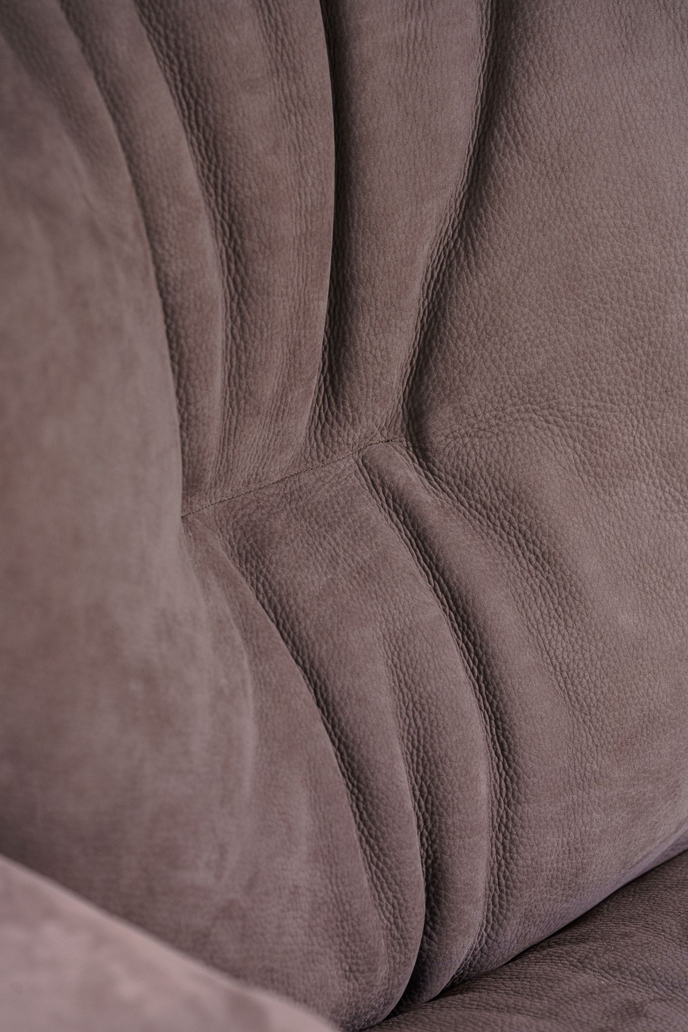 Baxter Кресло с пуфом Ginevra Nabuck Vintage Rose от Baxter — в интерьере