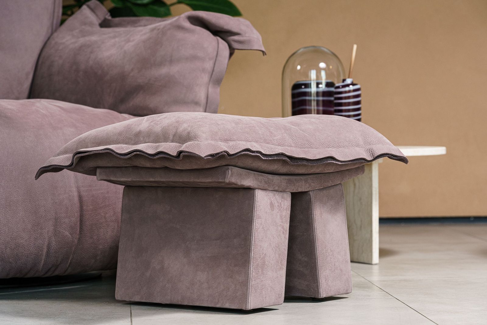 Baxter Кресло с пуфом Ginevra Nabuck Vintage Rose от Baxter — в интерьере