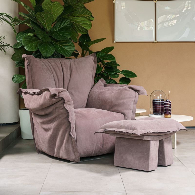Baxter Кресло с пуфом Ginevra Nabuck Vintage Rose от Baxter — в интерьере