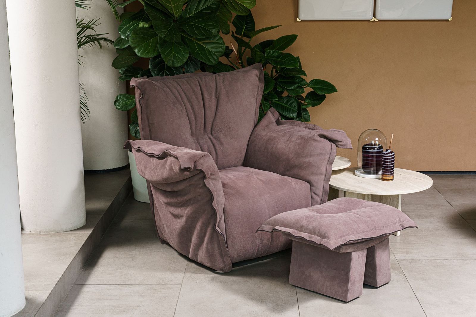 Baxter Кресло с пуфом Ginevra Nabuck Vintage Rose от Baxter — в интерьере