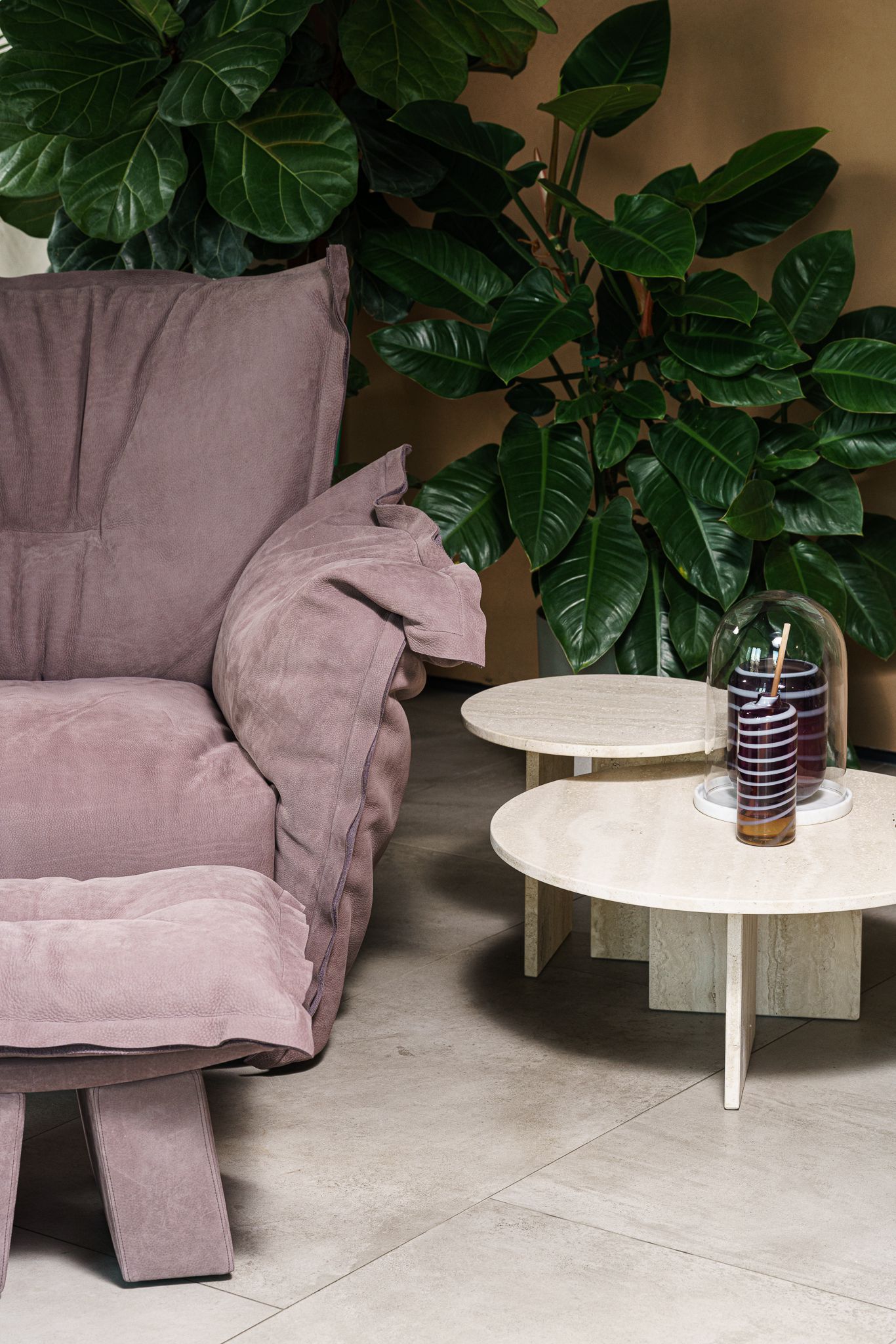 Baxter Кресло с пуфом Ginevra Nabuck Vintage Rose от Baxter — в интерьере