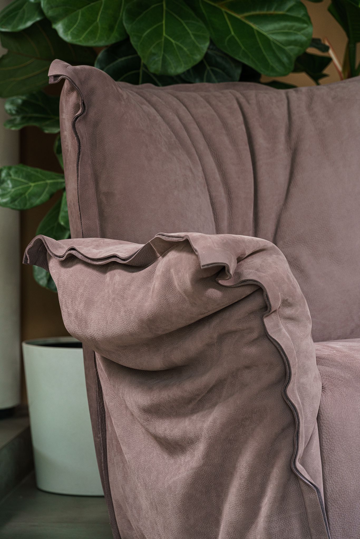 Baxter Кресло с пуфом Ginevra Nabuck Vintage Rose от Baxter — в интерьере