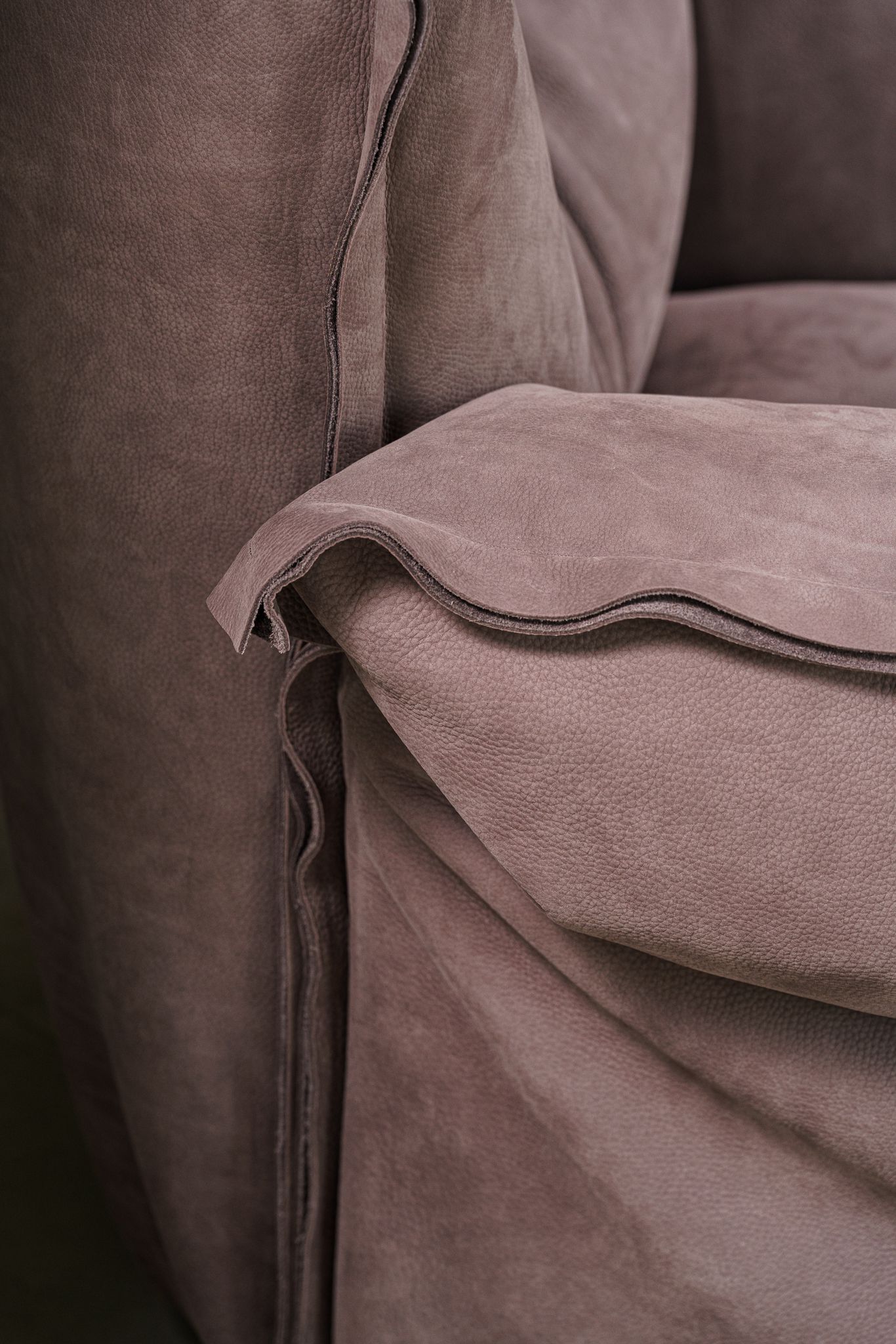 Baxter Кресло с пуфом Ginevra Nabuck Vintage Rose от Baxter — в интерьере