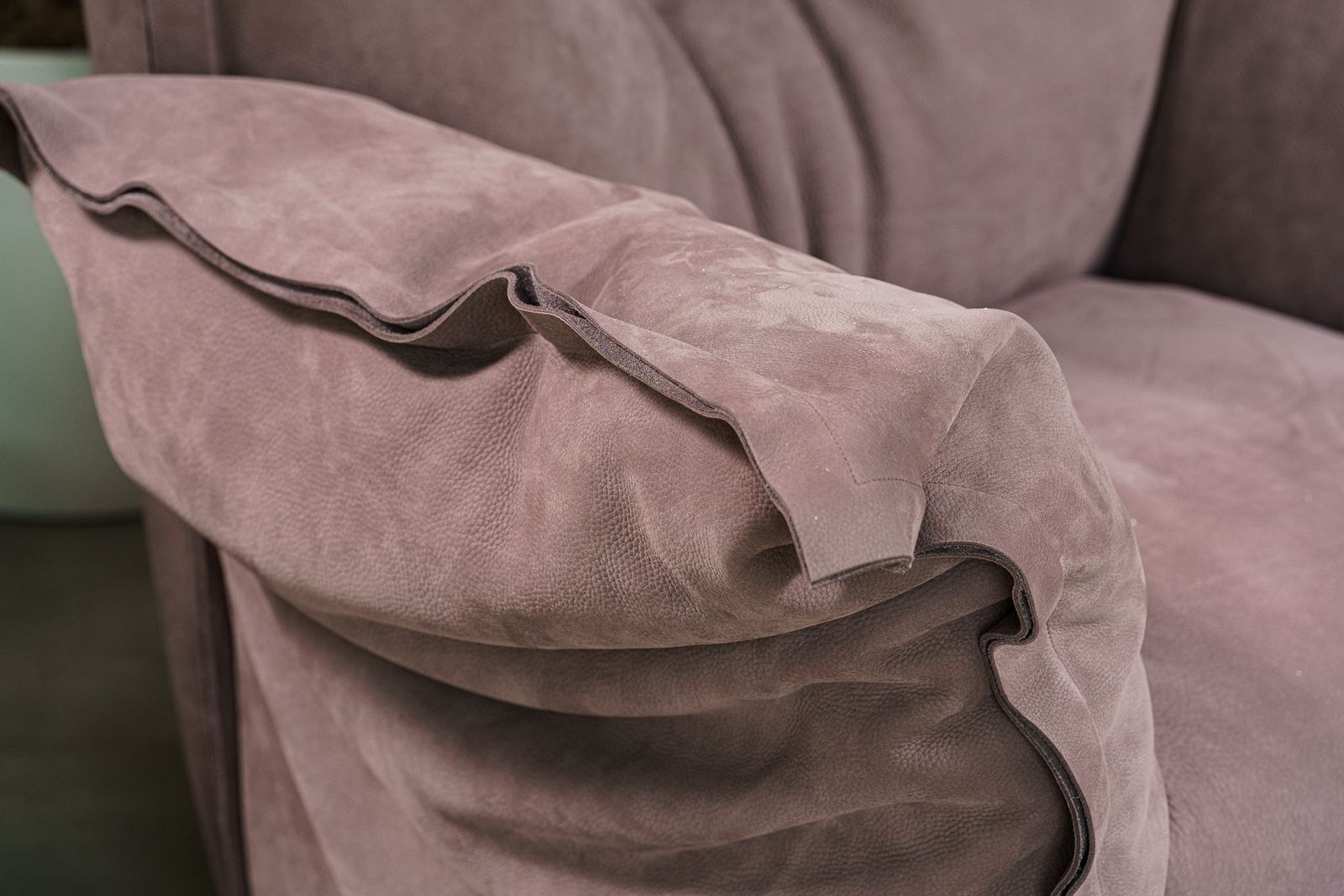 Baxter Кресло с пуфом Ginevra Nabuck Vintage Rose от Baxter — в интерьере