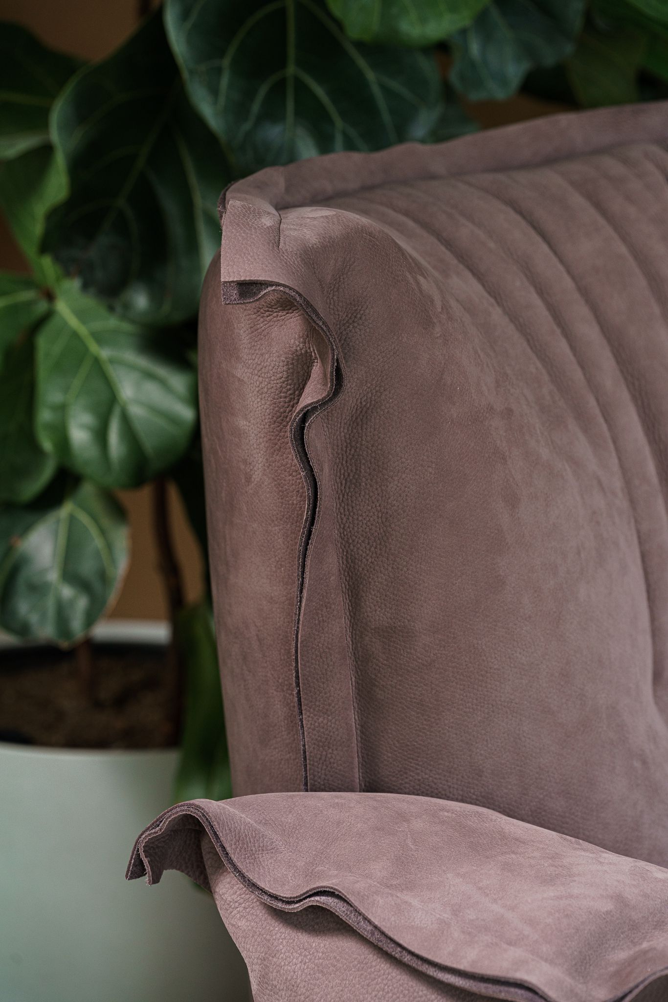 Baxter Кресло с пуфом Ginevra Nabuck Vintage Rose от Baxter — в интерьере