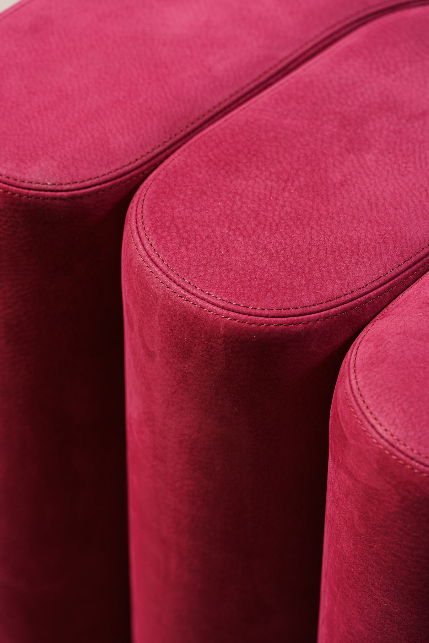 Baxter Пуф Adel Nabuck Cyclamen от Baxter — в интерьере