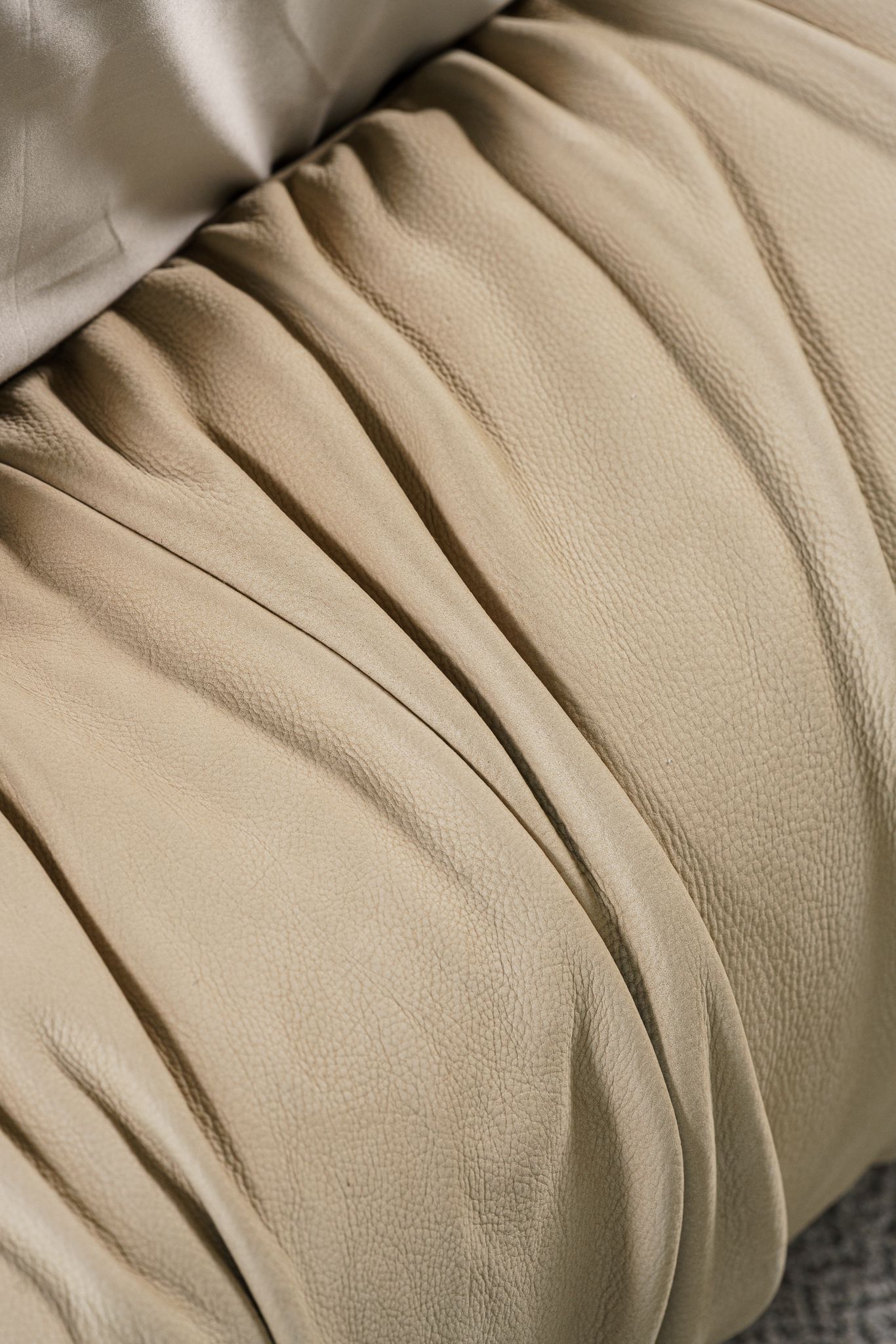 Baxter Кровать Milano Nabuck Sable от Baxter — в интерьере