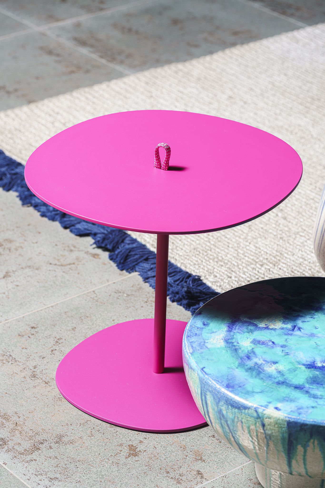 Paola Lenti Уличный журнальный столик Strap Fucsia от Paola Lenti — в интерьере