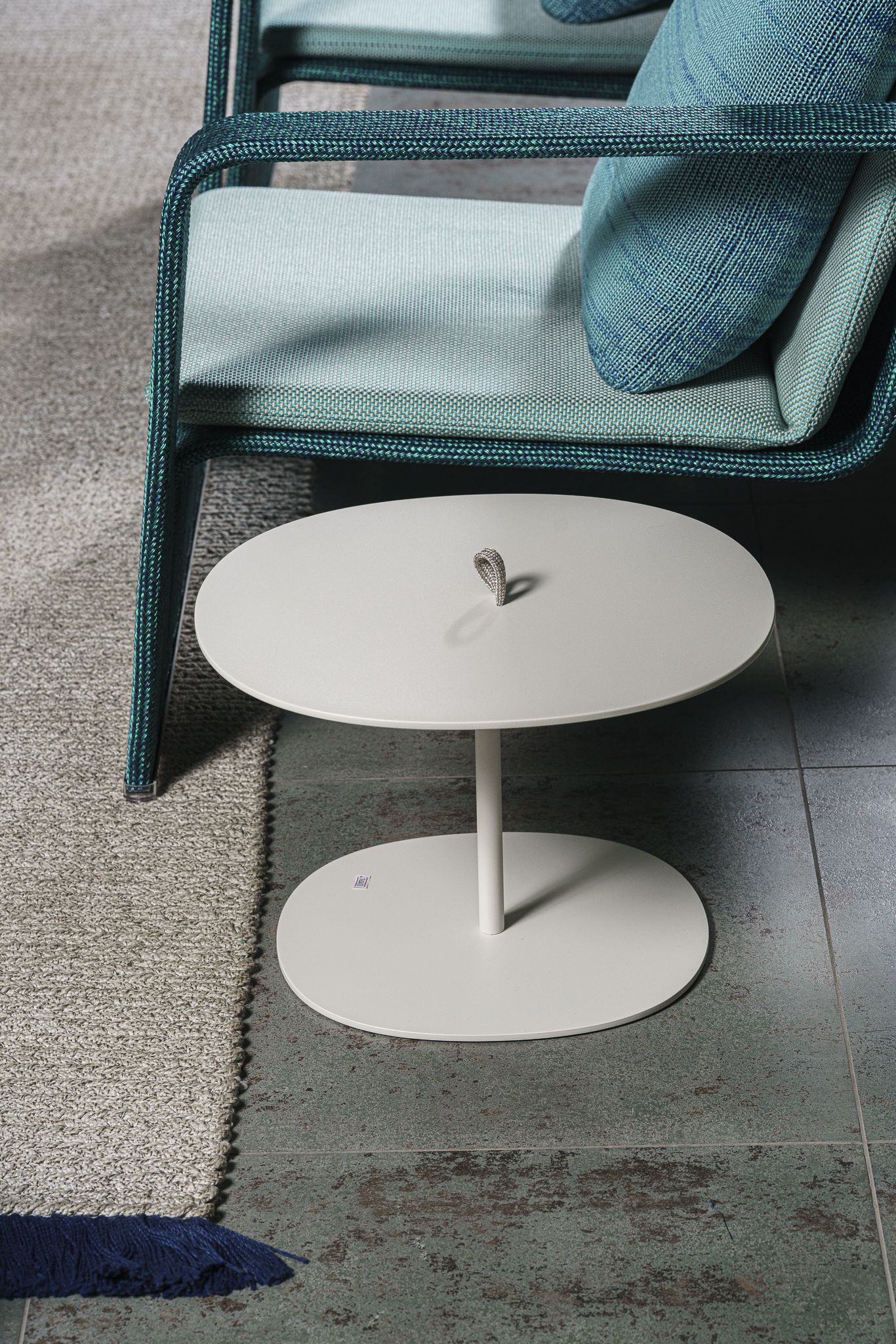 Paola Lenti Уличный журнальный столик Strap White от Paola Lenti — в интерьере