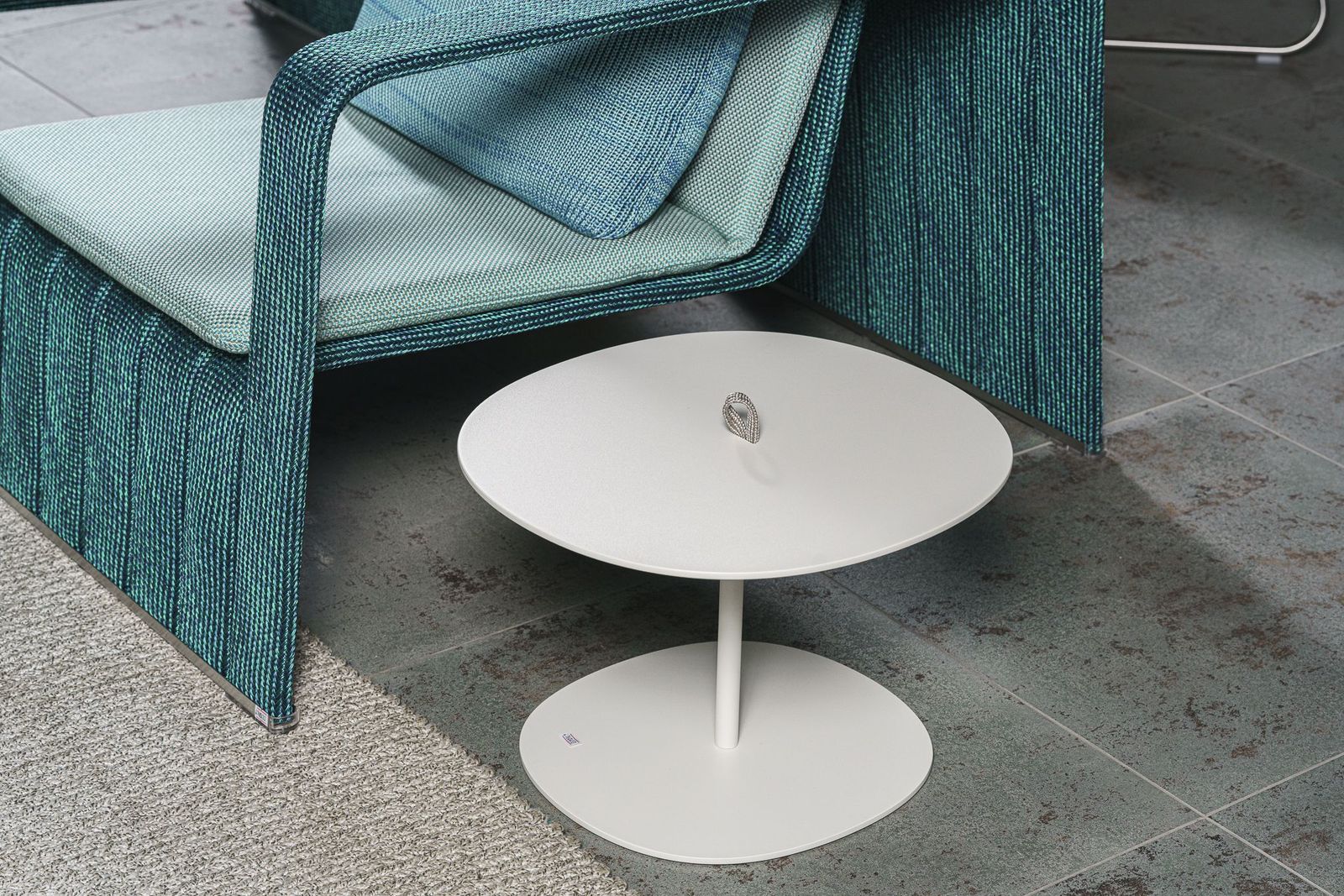 Paola Lenti Уличный журнальный столик Strap White от Paola Lenti — в интерьере
