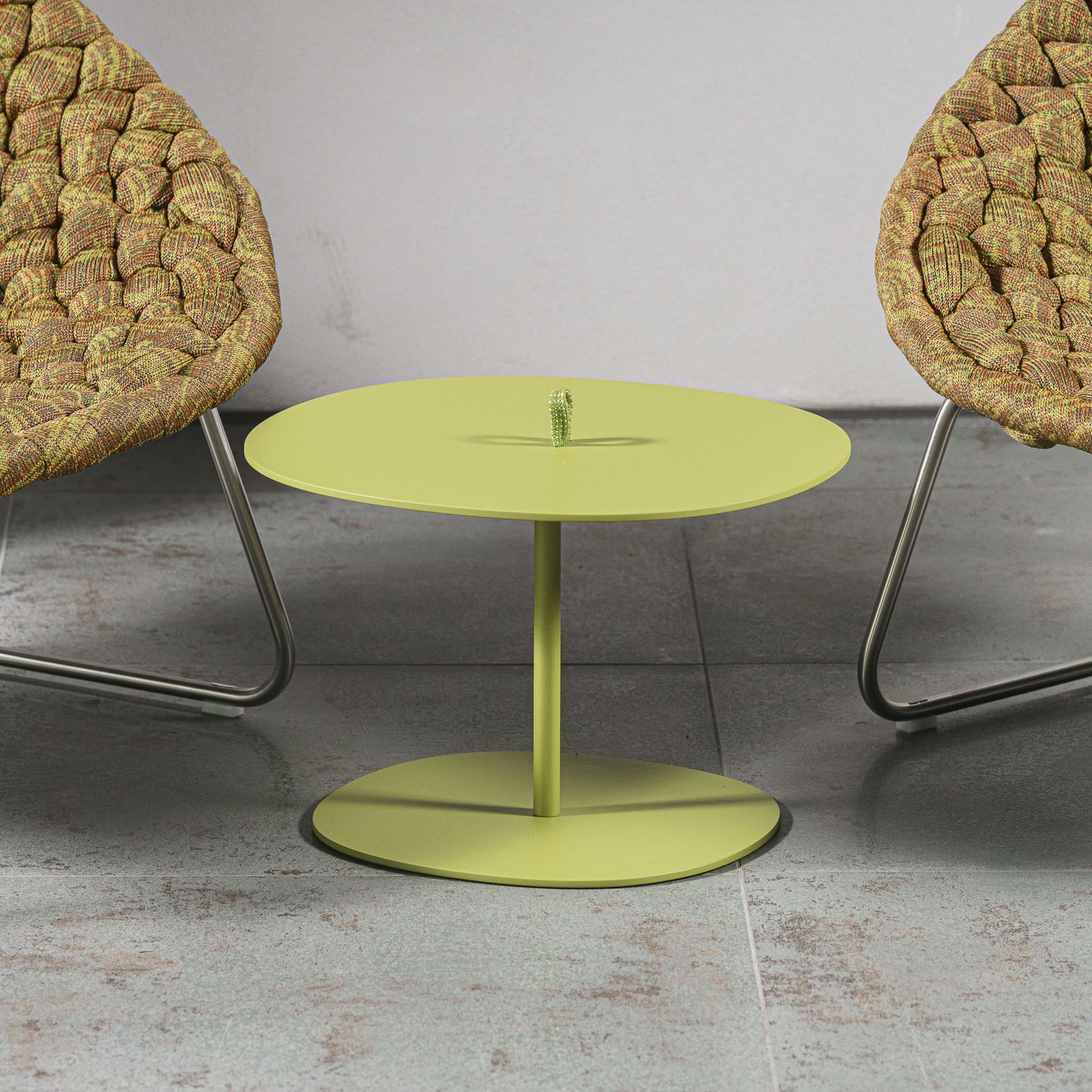 Paola Lenti Уличный журнальный столик Strap Verde Mela от Paola Lenti — в интерьере