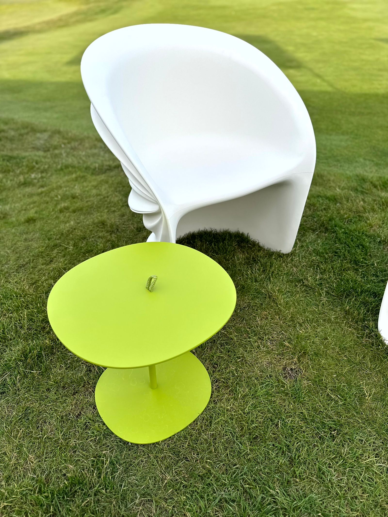 Paola Lenti Уличный журнальный столик Strap Verde Mela от Paola Lenti — в интерьере
