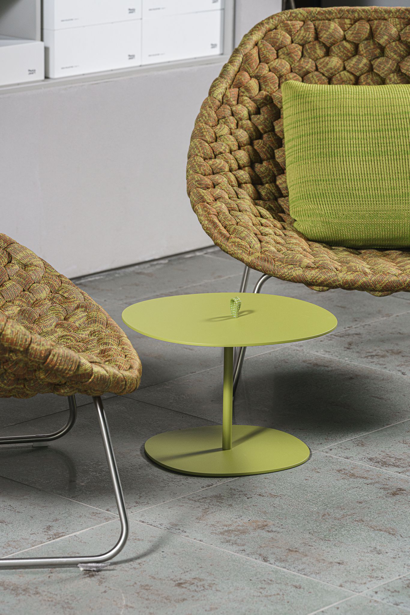 Paola Lenti Уличный журнальный столик Strap Verde Mela от Paola Lenti — в интерьере