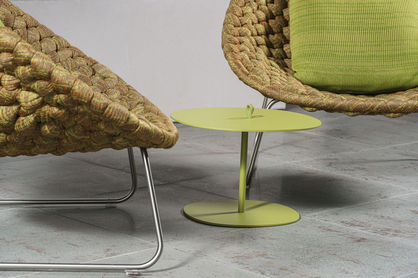 Paola Lenti Уличный журнальный столик Strap Verde Mela от Paola Lenti — в интерьере