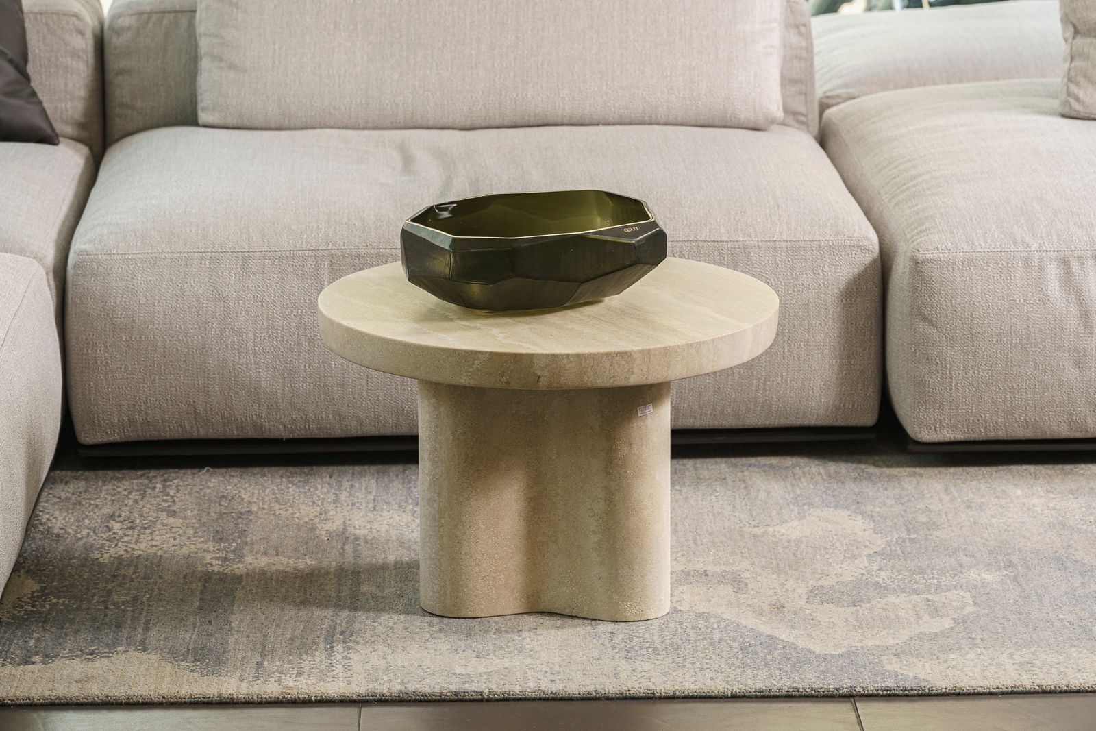 Poliform Журнальный столик Ernest 60*60 Travertino от Poliform — в интерьере