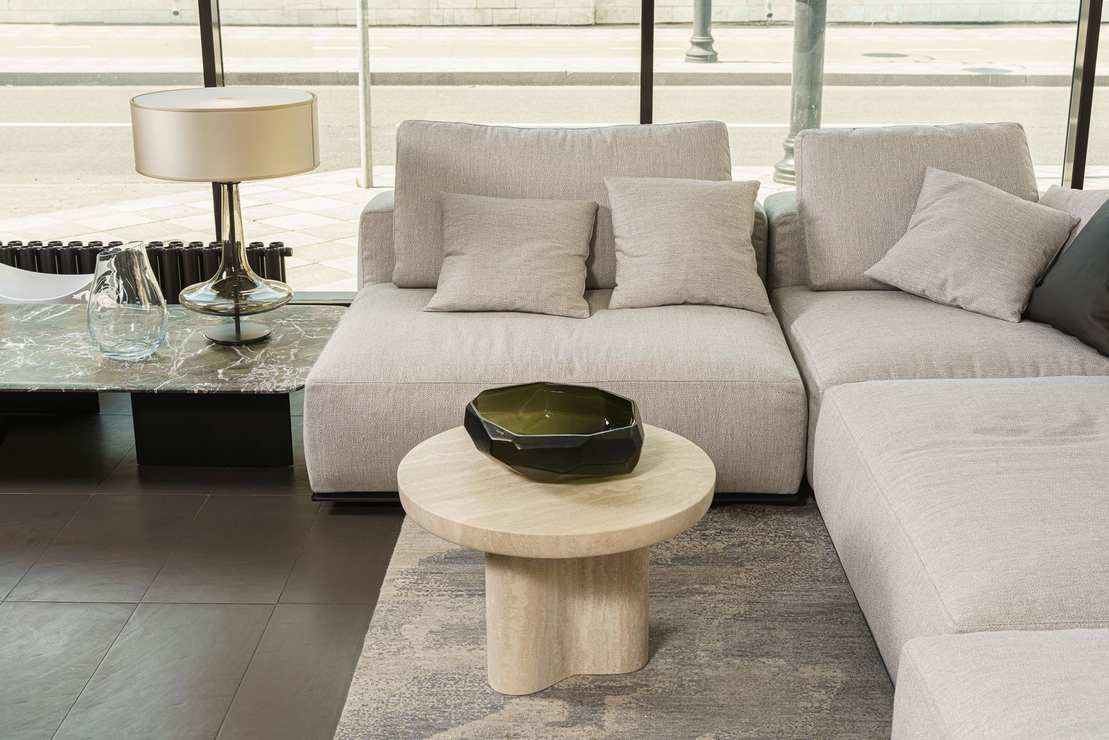 Poliform Журнальный столик Ernest 60*60 Travertino от Poliform — в интерьере