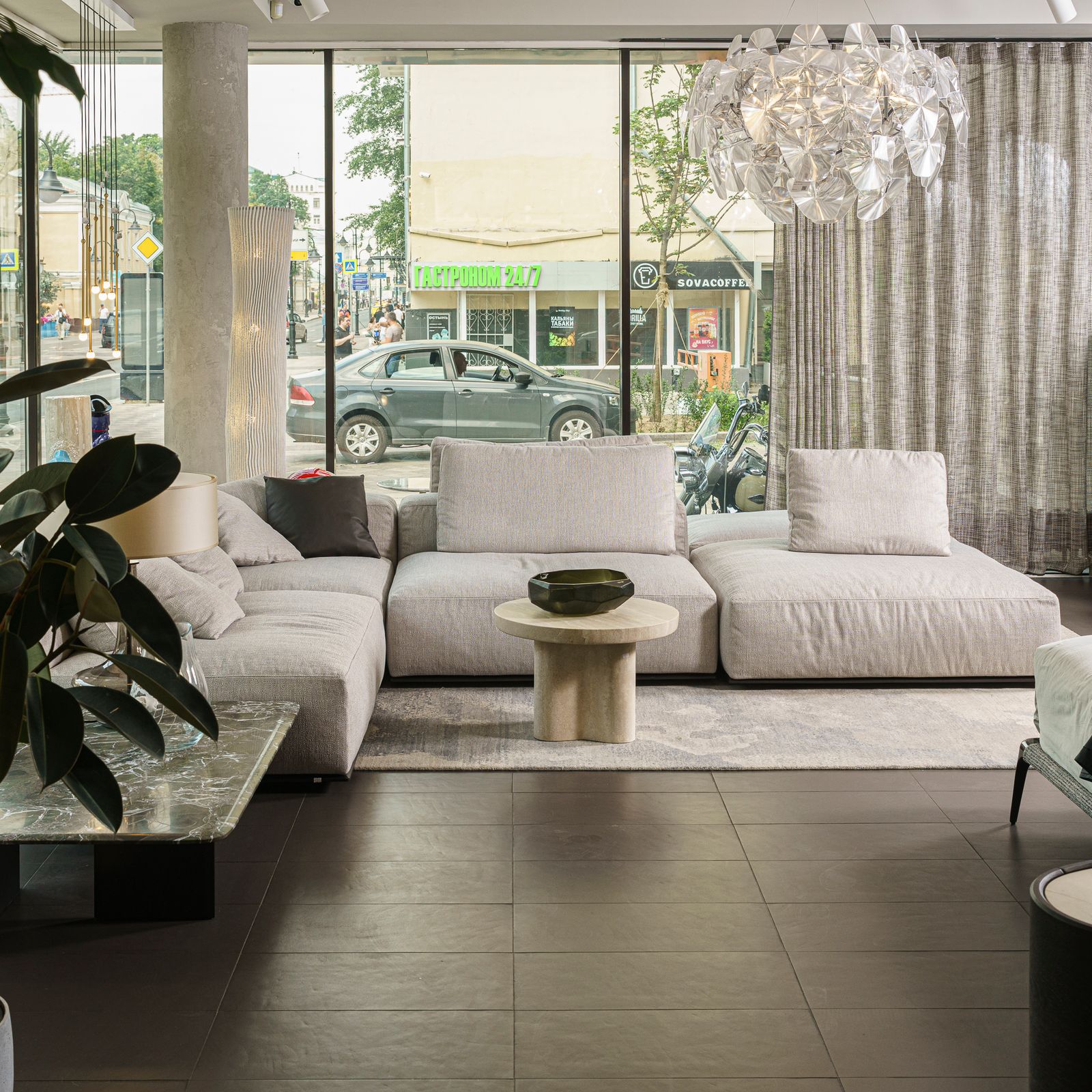 Poliform Журнальный столик Ernest 60*60 Travertino от Poliform — в интерьере
