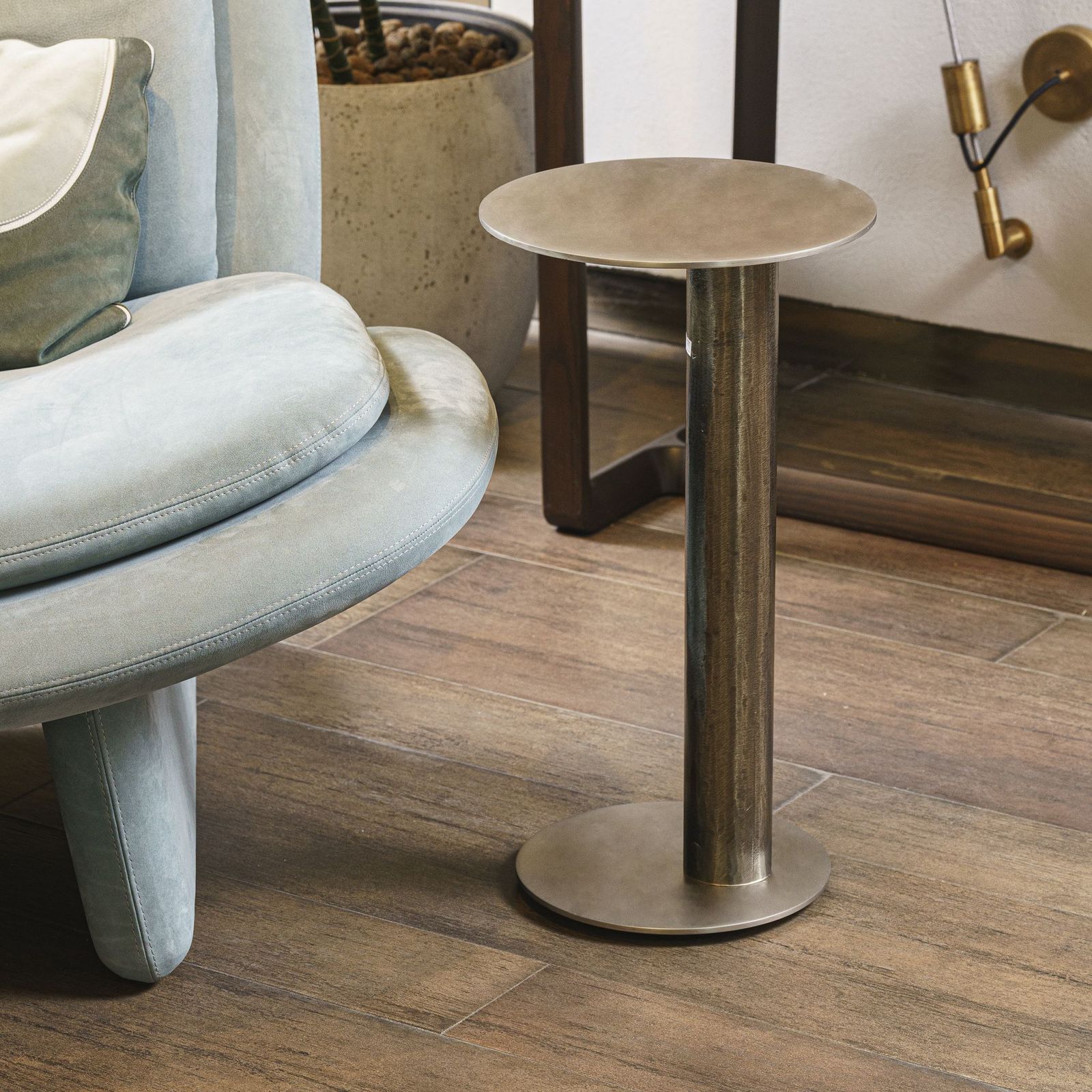 Henge Журнальный столик Twistable Burnished platino от Henge — в интерьере