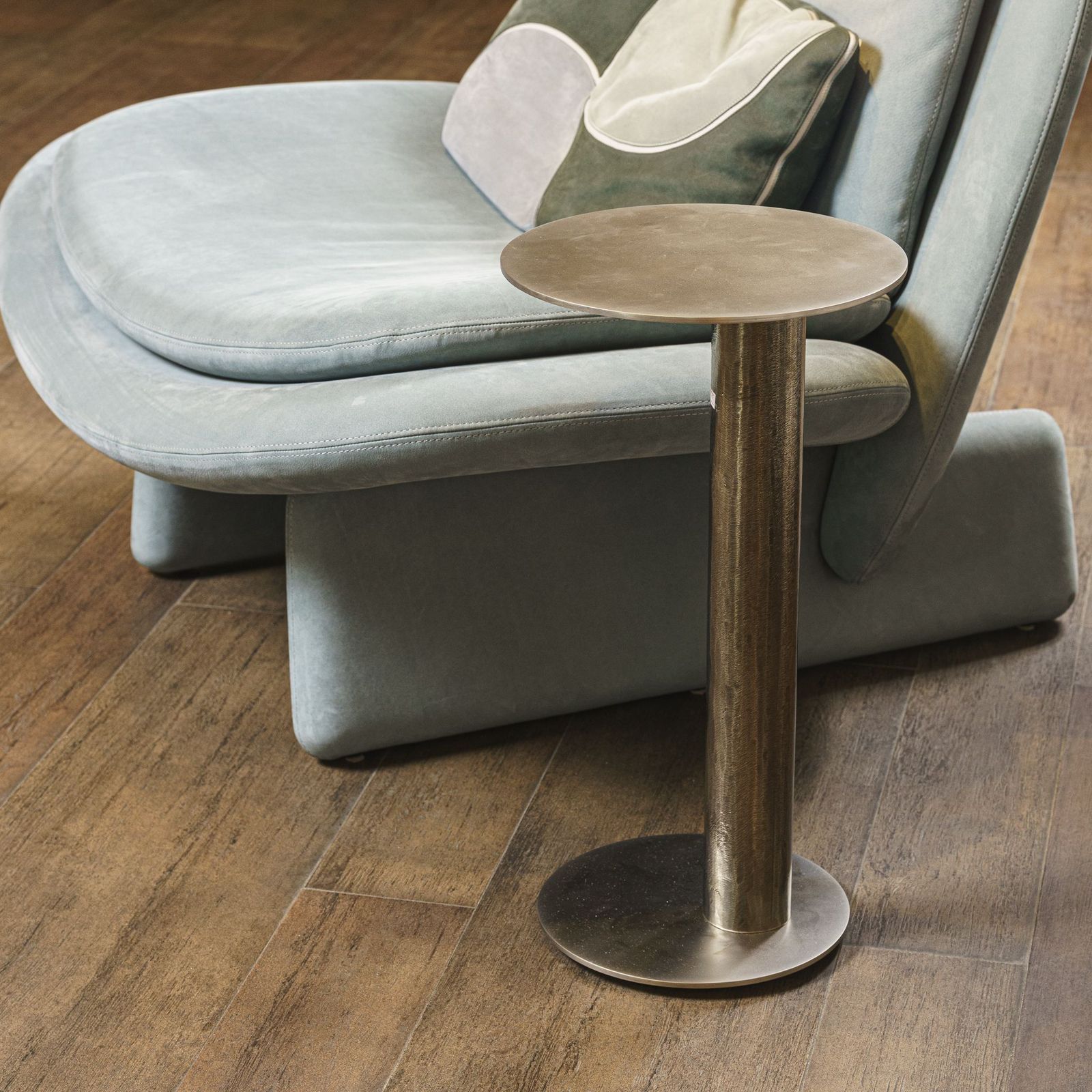 Henge Журнальный столик Twistable Burnished platino от Henge — в интерьере