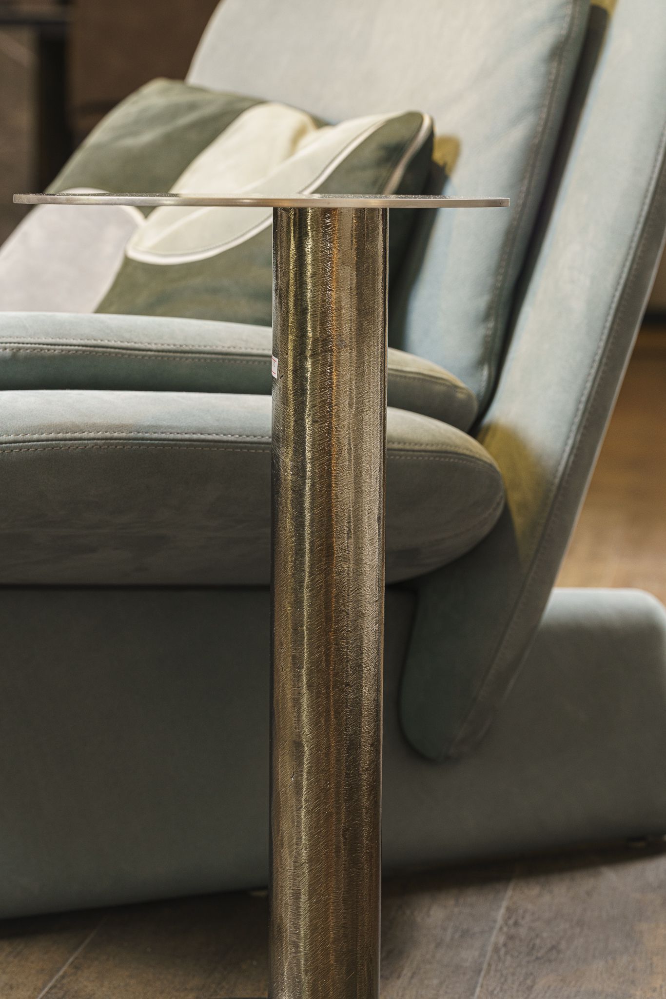 Henge Журнальный столик Twistable Burnished platino от Henge — в интерьере