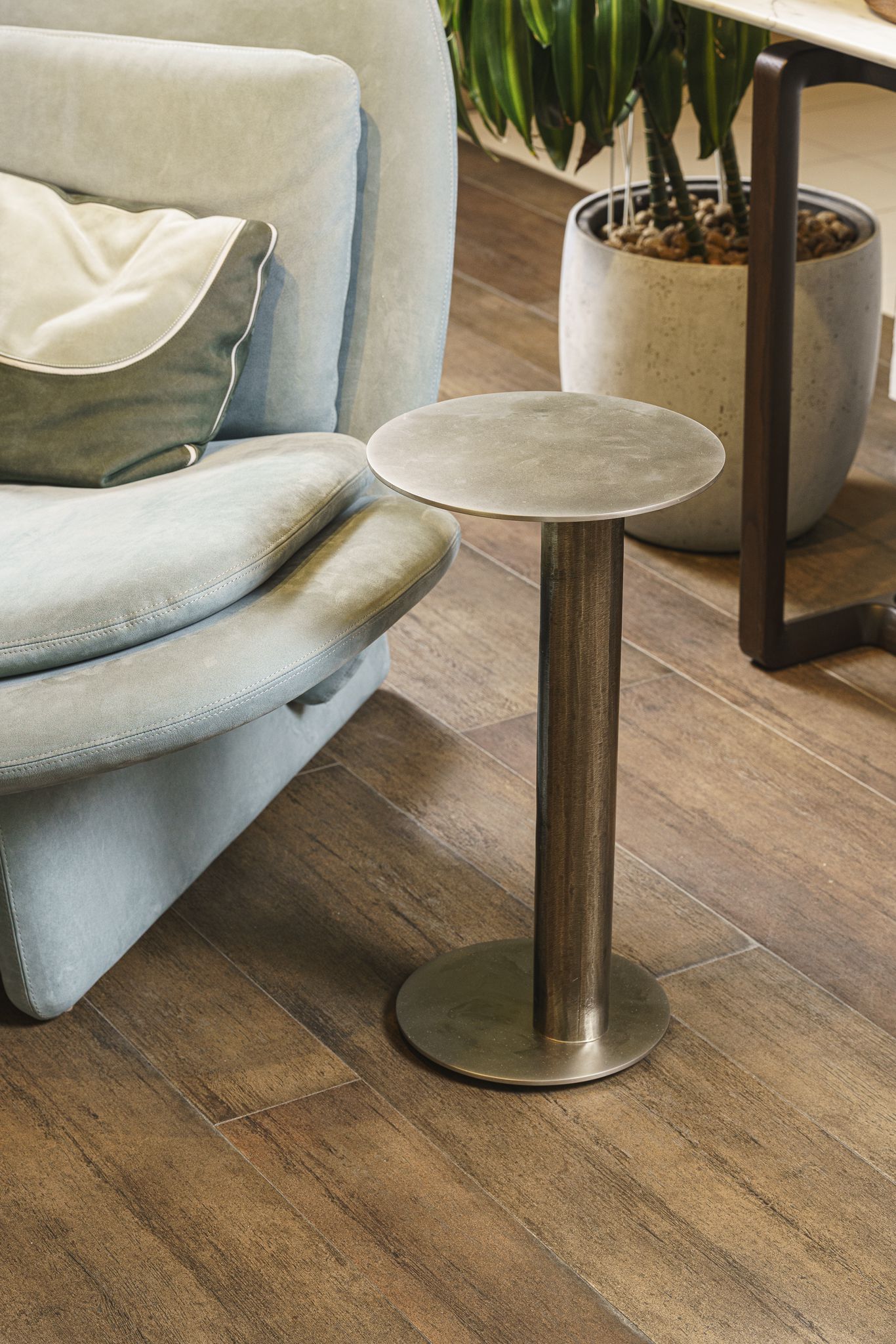 Henge Журнальный столик Twistable Burnished platino от Henge — в интерьере