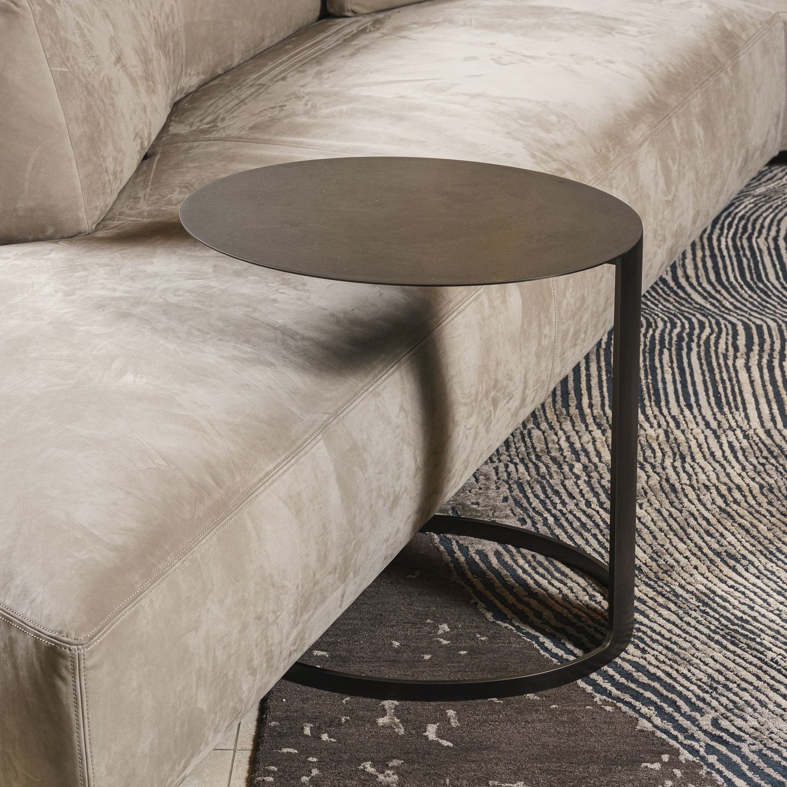 Henge Журнальный столик Poke Burnished titanio от Henge — в интерьере