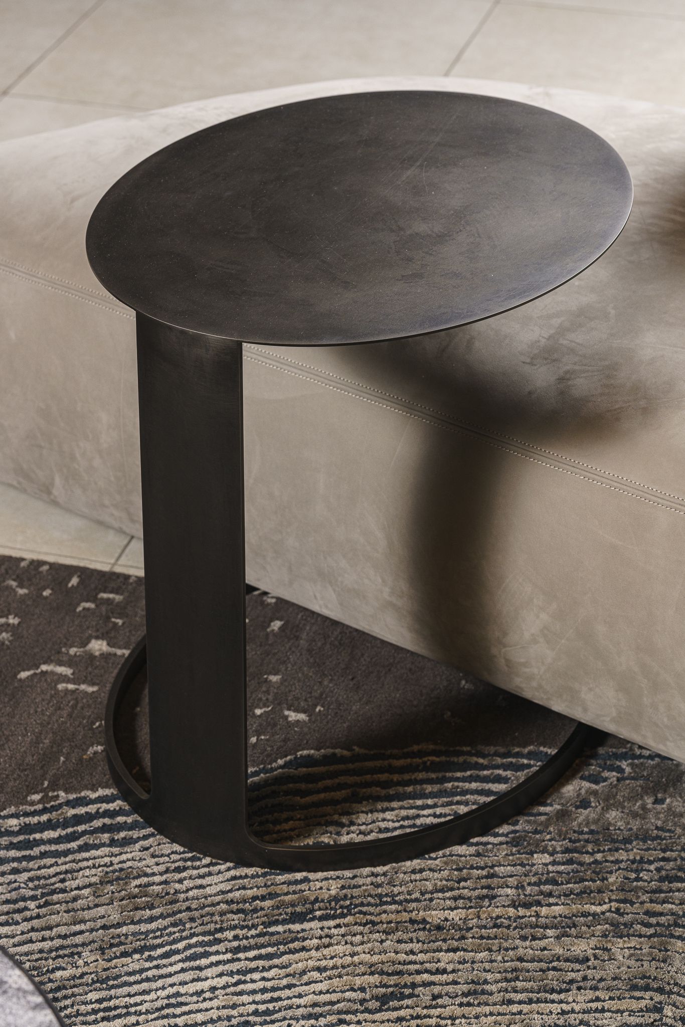 Henge Журнальный столик Poke Burnished titanio от Henge — в интерьере
