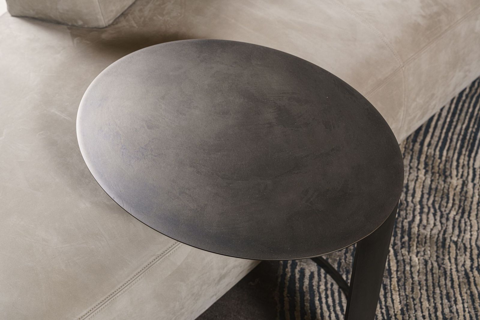 Henge Журнальный столик Poke Burnished titanio от Henge — в интерьере