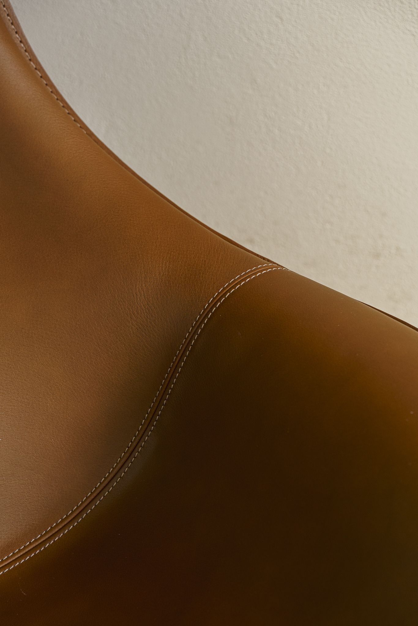 B&B Italia Кресло Mart Light Brown pelle от B&B Italia — в интерьере