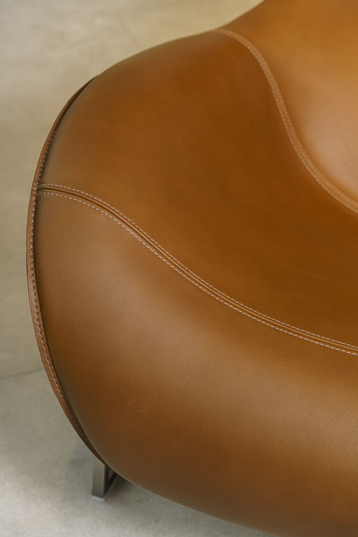 B&B Italia Кресло Mart Light Brown pelle от B&B Italia — в интерьере