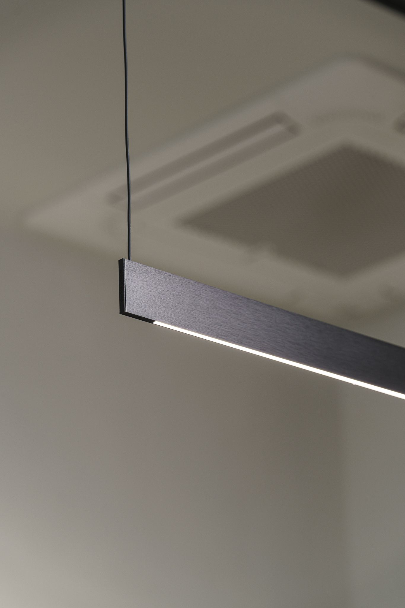 Davide Groppi Подвесной светильник Sottile Brushed black от Davide Groppi — в интерьере