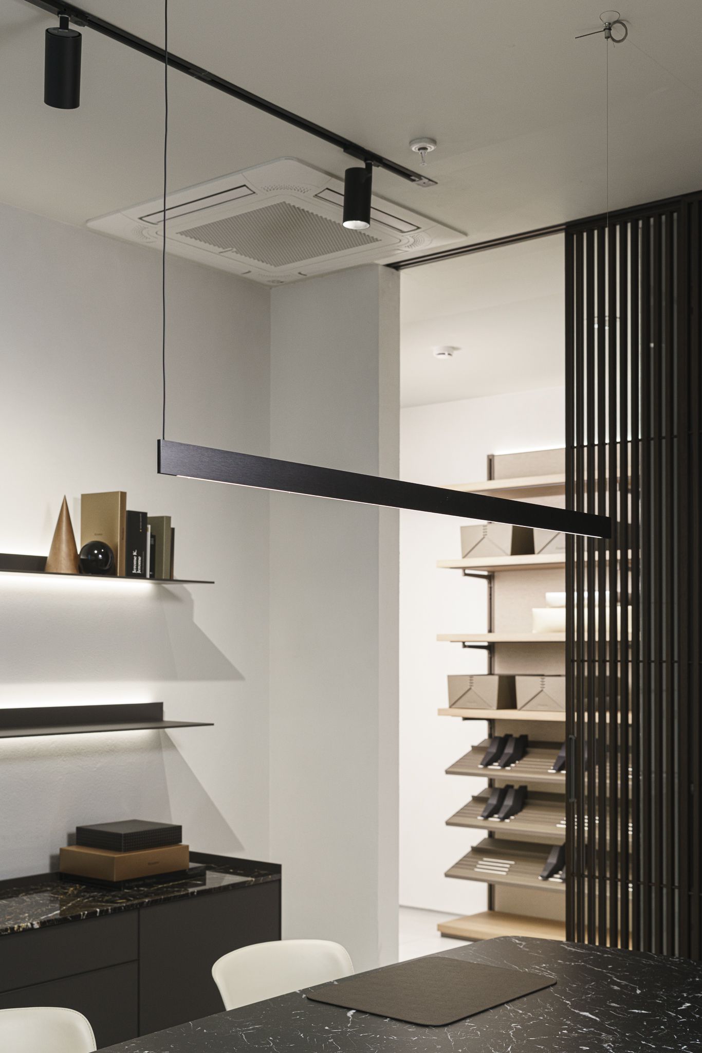Davide Groppi Подвесной светильник Sottile Brushed black от Davide Groppi — в интерьере