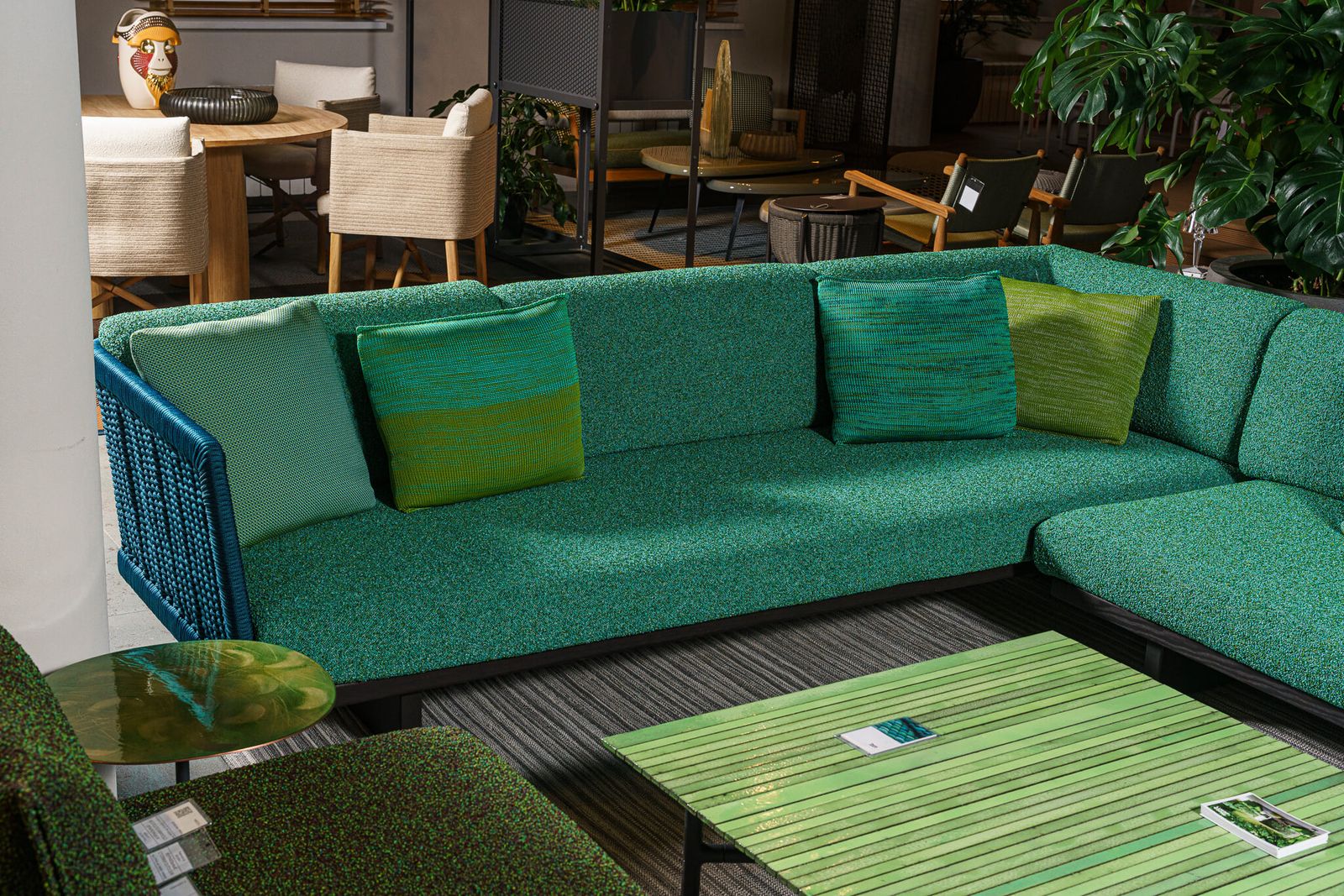 Paola Lenti Угловой диван уличный Sabi от Paola Lenti — в интерьере