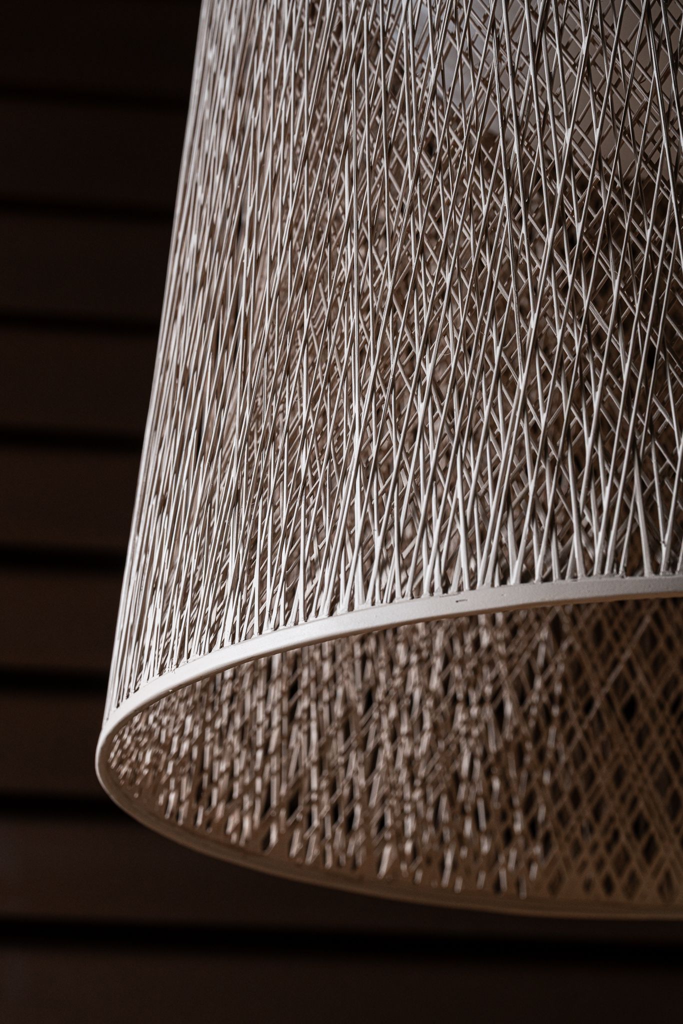 Vibia Уличный подвесной светильник Wind 4077 Sand IP65 от Vibia — в интерьере