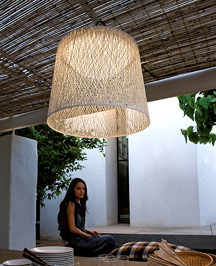 Vibia Уличный подвесной светильник Wind 4077 Sand IP65 от Vibia — в интерьере