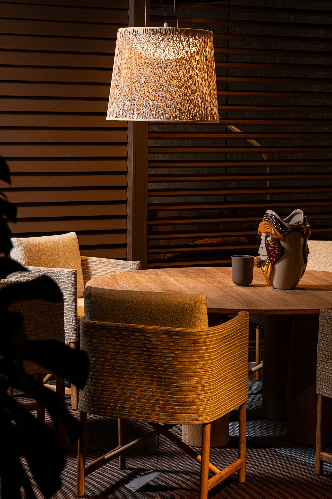 Vibia Уличный подвесной светильник Wind 4077 Sand IP65 от Vibia — в интерьере