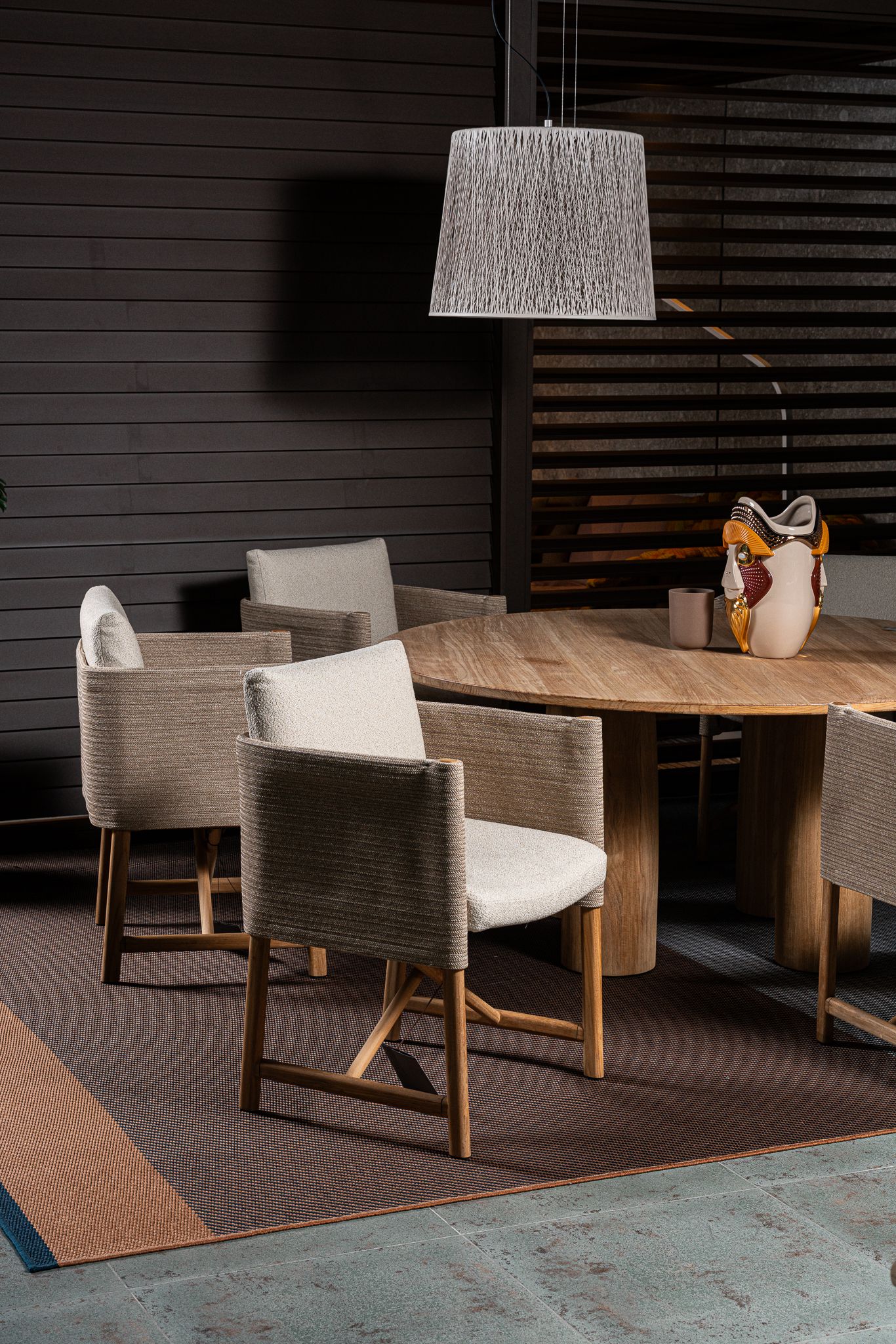 Vibia Уличный подвесной светильник Wind 4077 Sand IP65 от Vibia — в интерьере