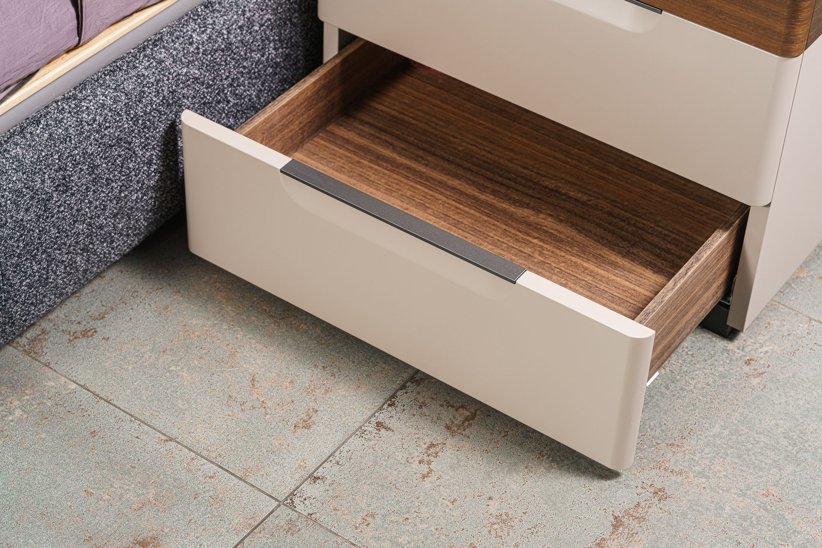 Molteni&C Прикроватная тумба со стеклянным топом 7070 от Molteni & C — в интерьере