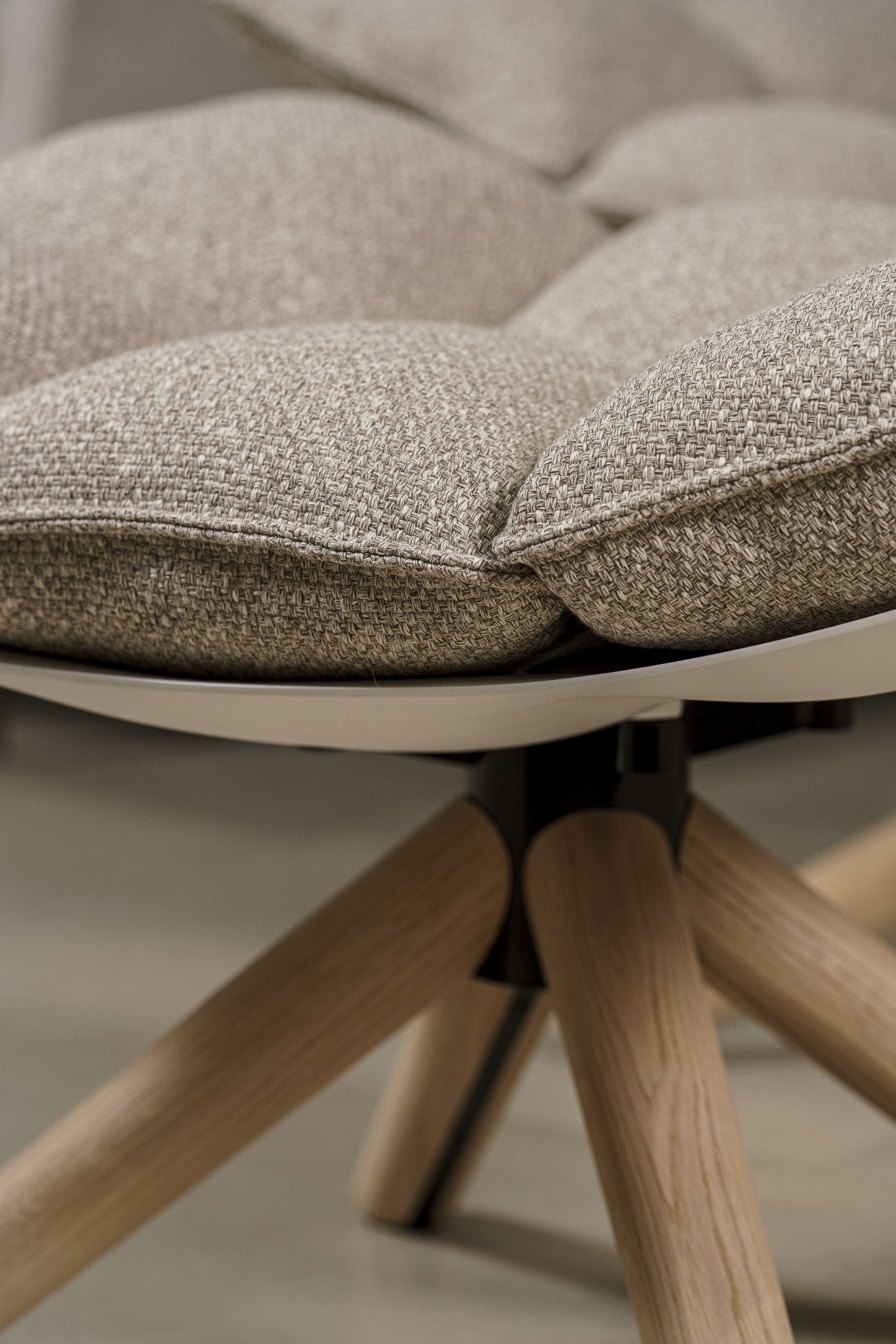 B&B Italia Пуф Husk Laveno Capuccino от B&B Italia — в интерьере