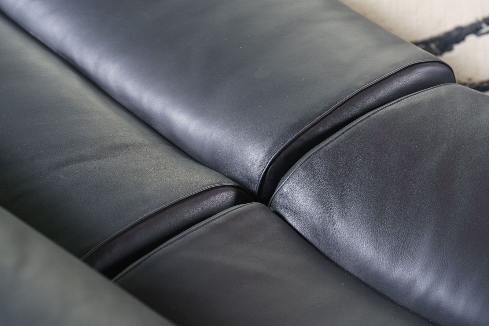 Poliform Модульный диван Ernest Leather black от Poliform — в интерьере