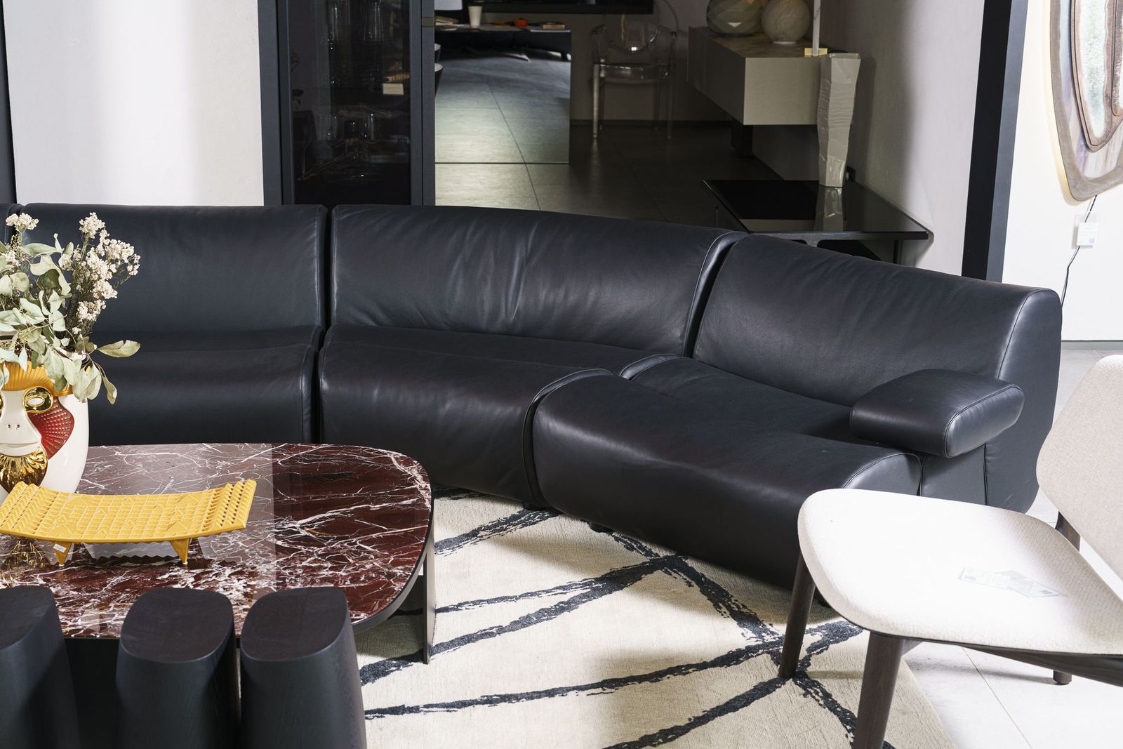 Poliform Модульный диван Ernest Leather black от Poliform — в интерьере