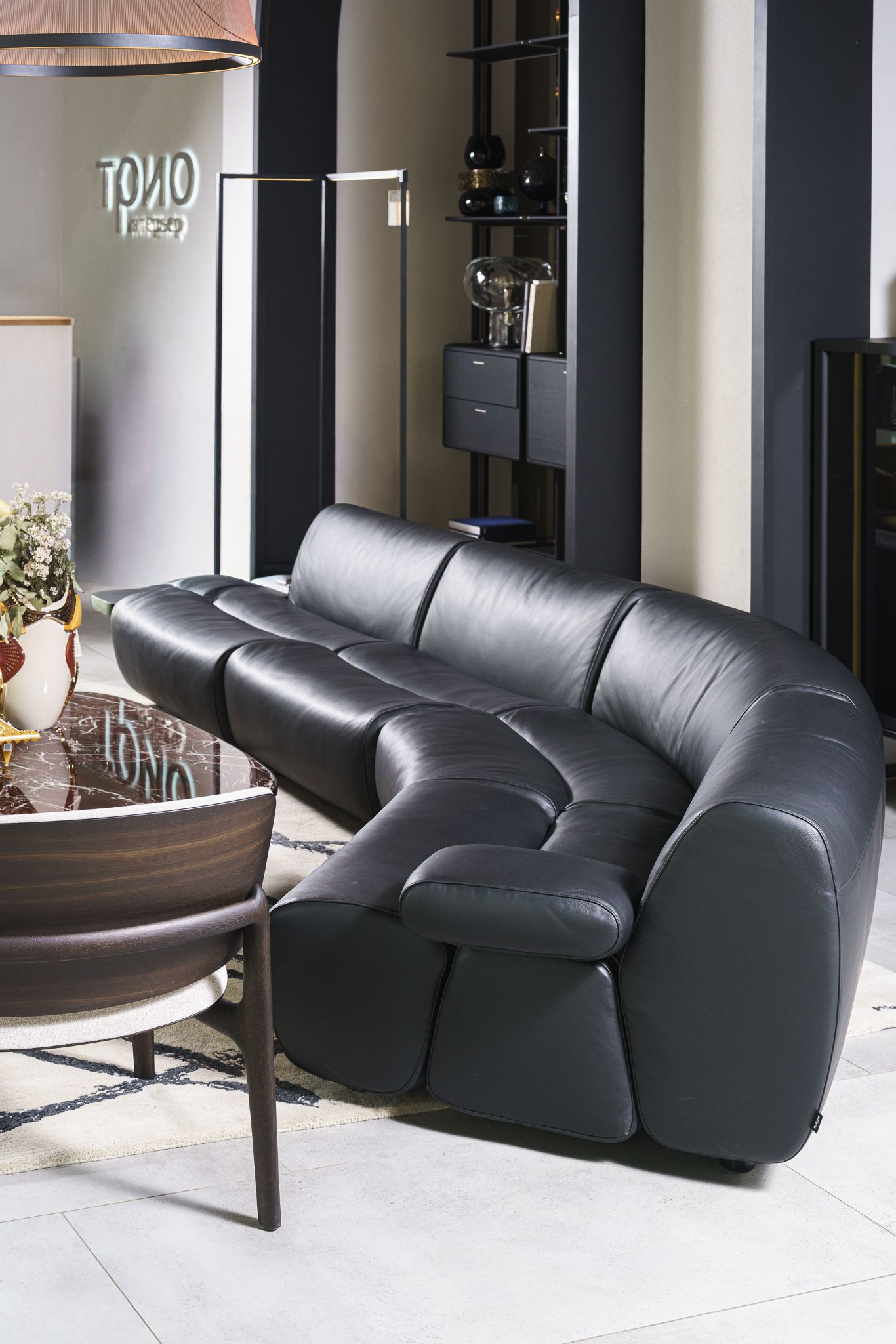 Poliform Модульный диван Ernest Leather black от Poliform — в интерьере