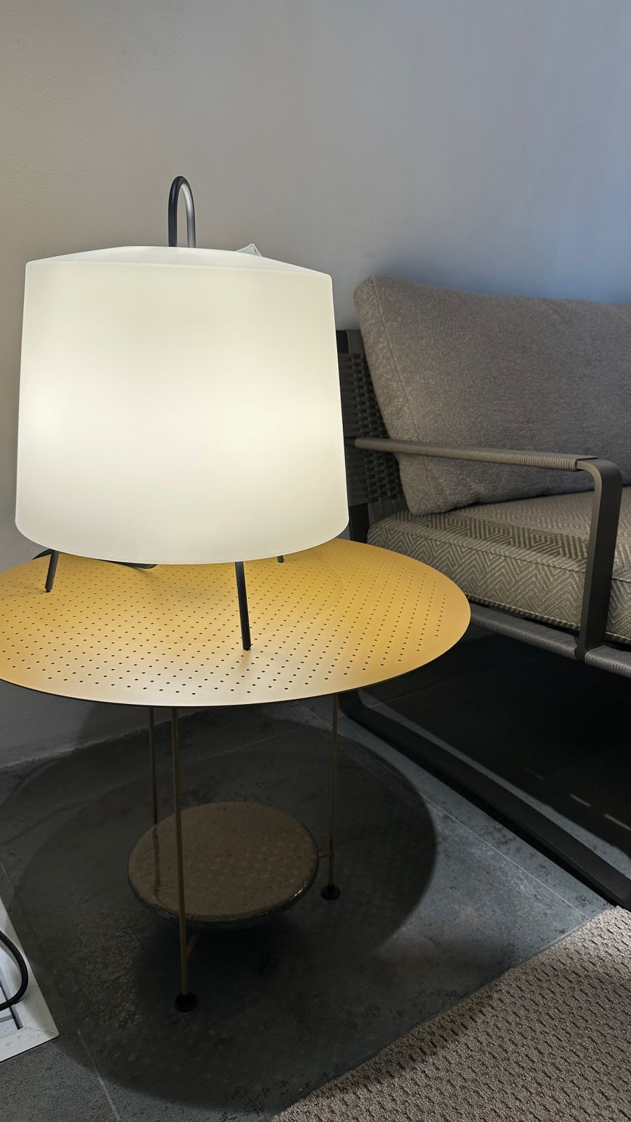 Molteni&C Уличный журнальный столик Panna Cotta D40 yellow desert от Molteni & C — в интерьере