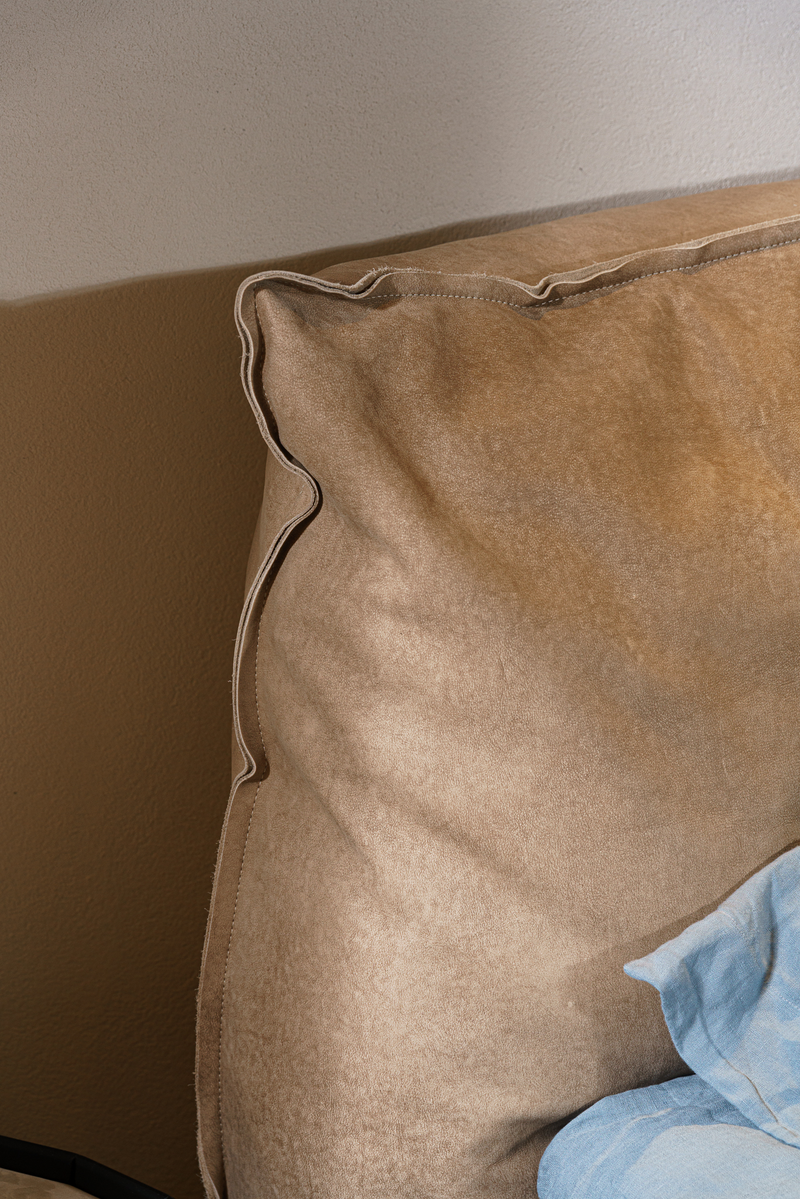 Baxter Кровать Paris Slim 180 Reverse Wheat от Baxter — в интерьере