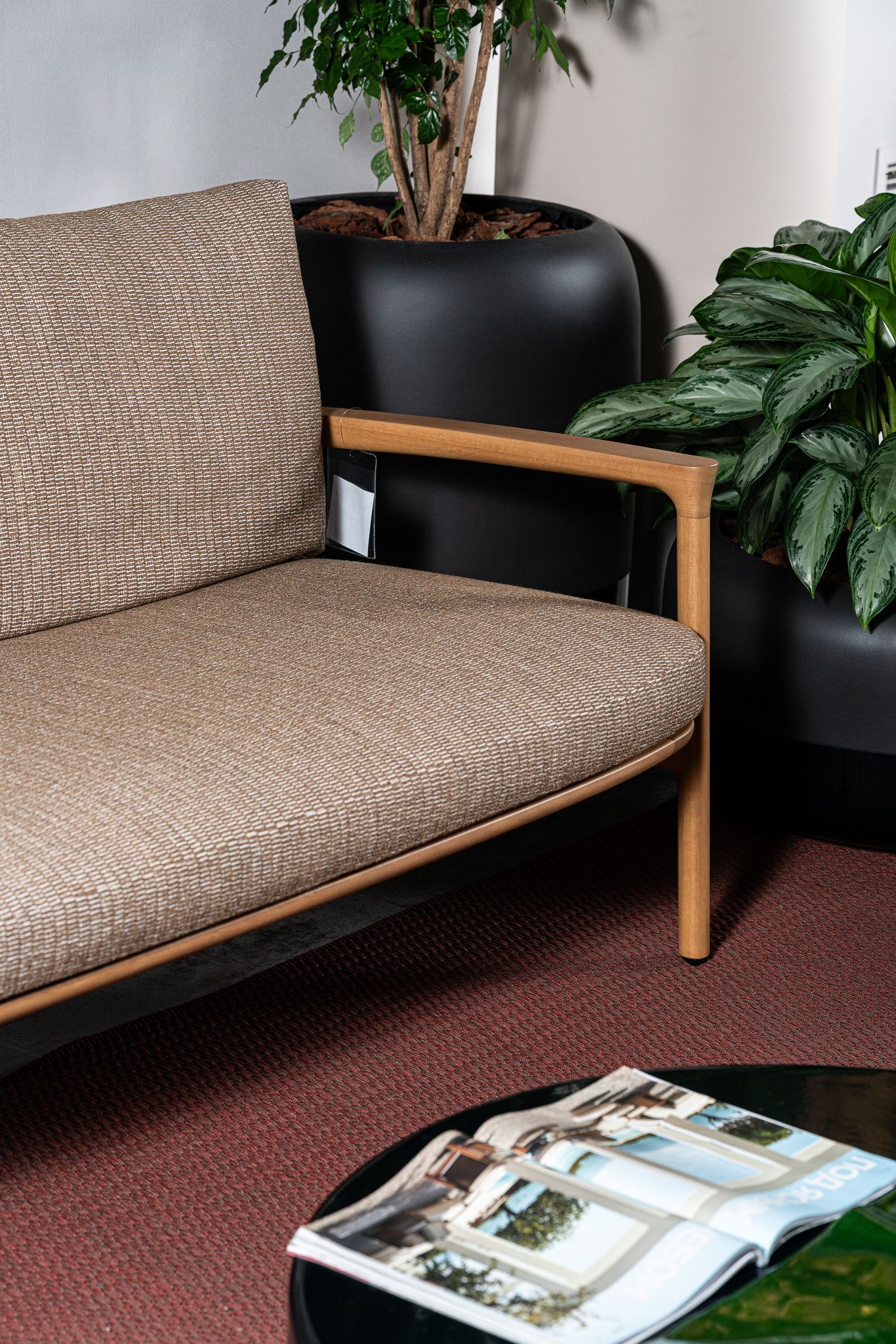 Poliform Уличный диван Magnolia Iroko naturale от Poliform — в интерьере