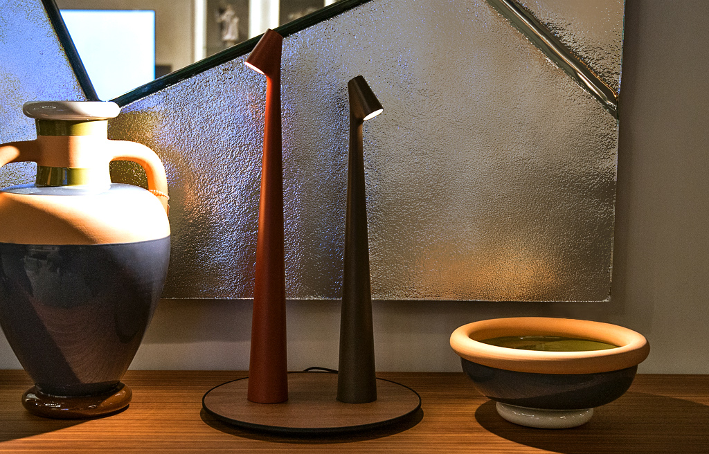 Vibia Зарядная станция для настольных ламп Africa Walnut A440 от Vibia — в интерьере